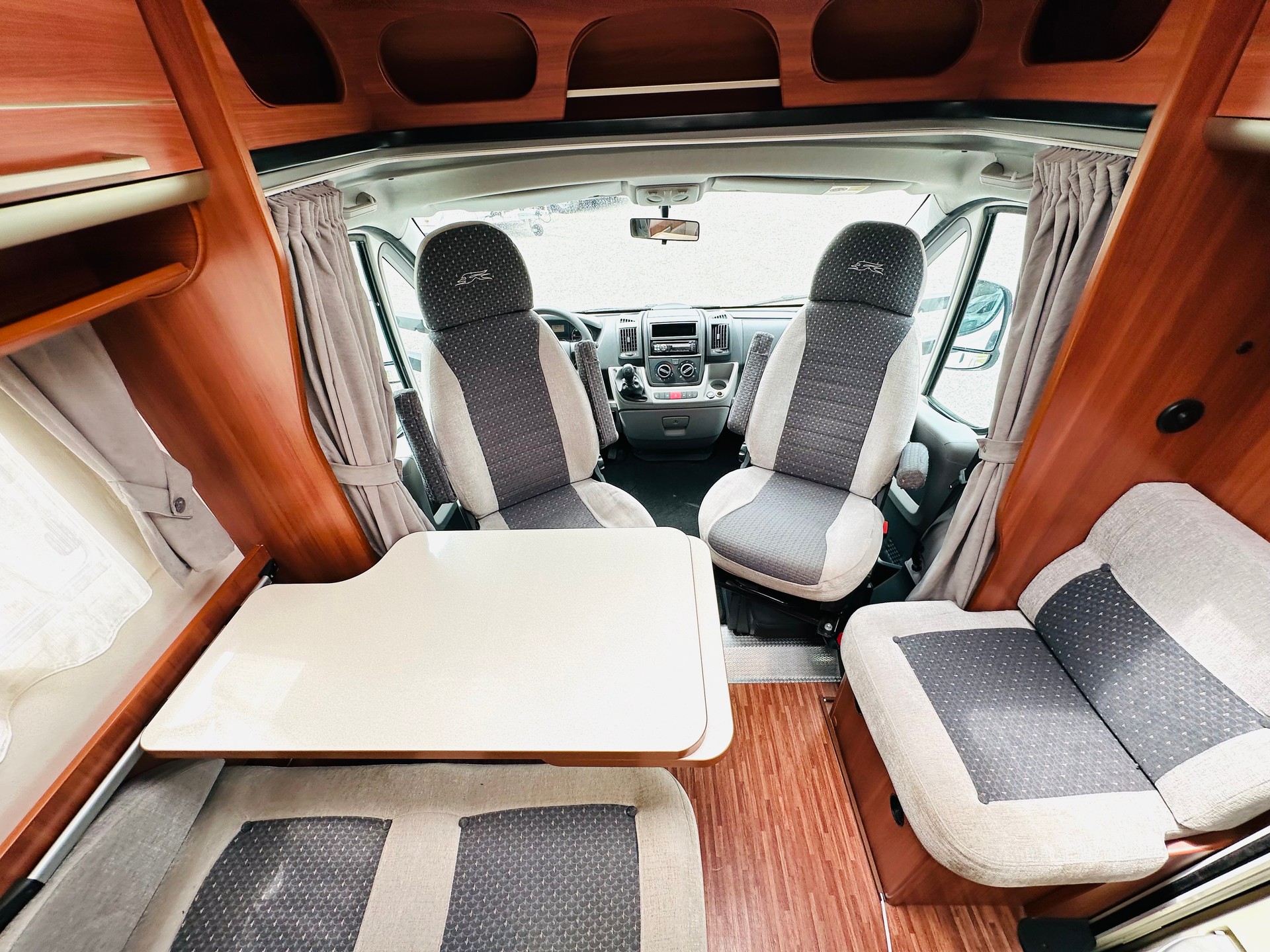 FIAT 2.3JTD 130PS LAIKA ***LÄNGSBETT, darunter ist eine Riesen Heck-Garage-image-19