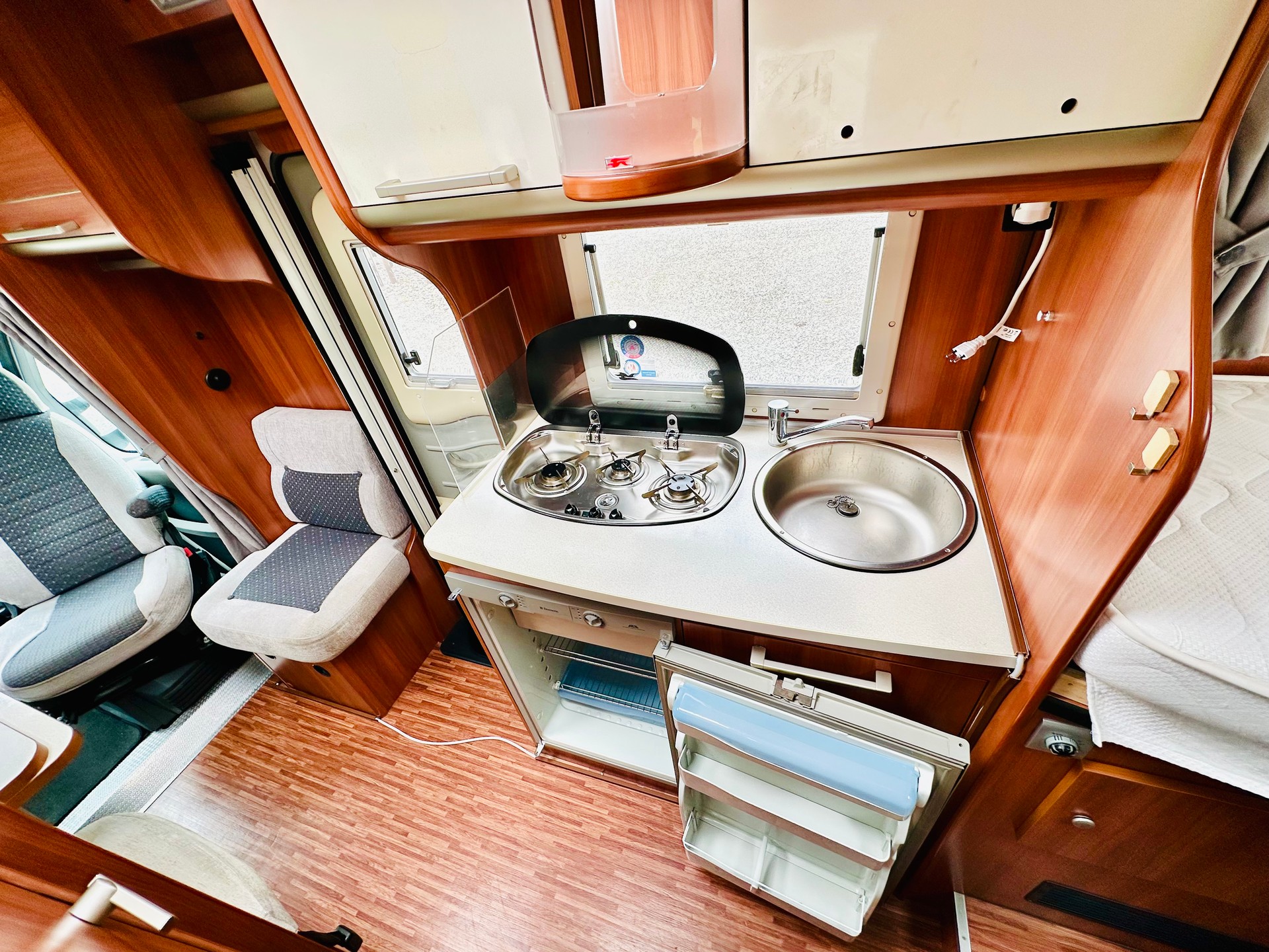 FIAT 2.3JTD 130PS LAIKA ***LÄNGSBETT, darunter ist eine Riesen Heck-Garage-image-14