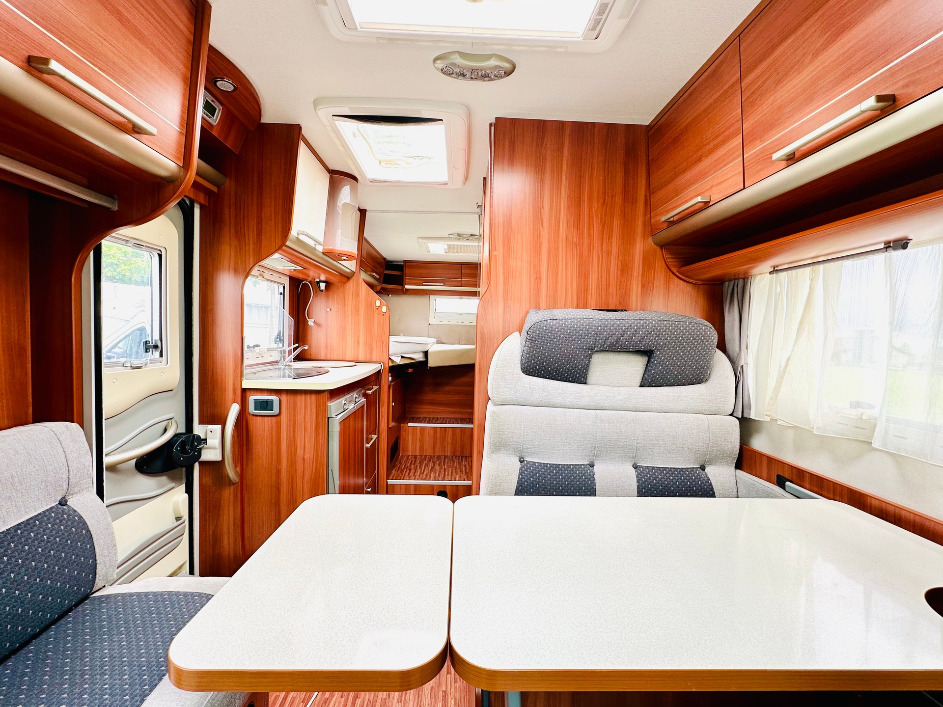 FIAT 2.3JTD 130PS LAIKA ***LÄNGSBETT, darunter ist eine Riesen Heck-Garage-image-8