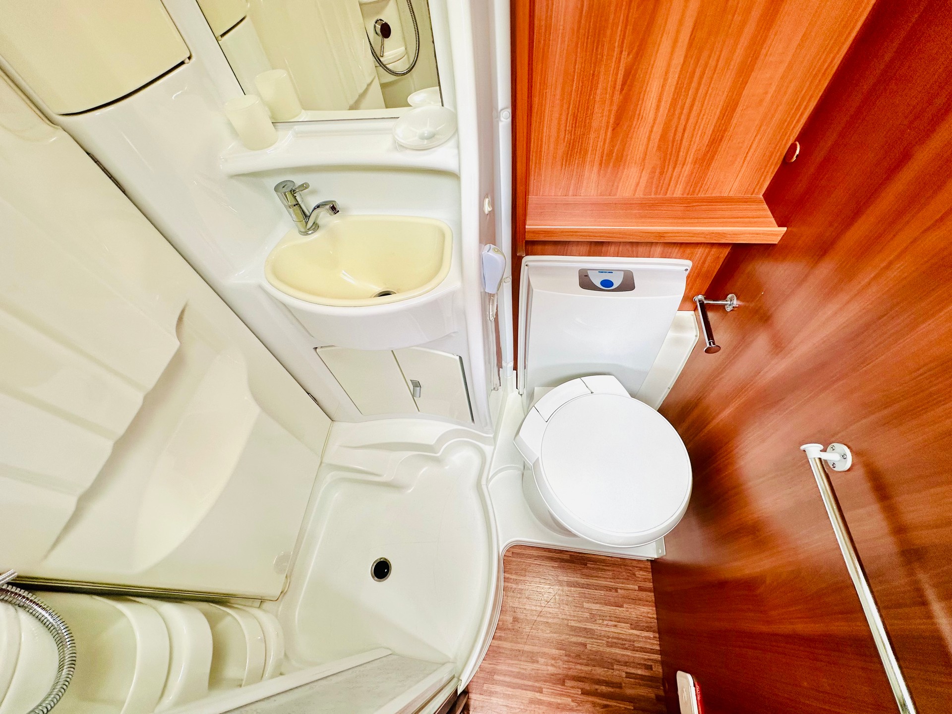 FIAT 2.3JTD 130PS LAIKA ***LÄNGSBETT, darunter ist eine Riesen Heck-Garage-image-17