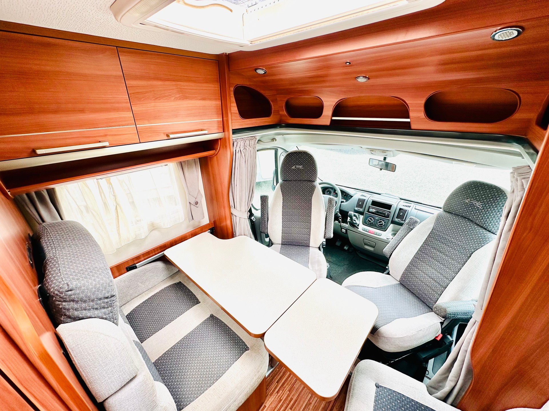 FIAT 2.3JTD 130PS LAIKA ***LÄNGSBETT, darunter ist eine Riesen Heck-Garage-image-9