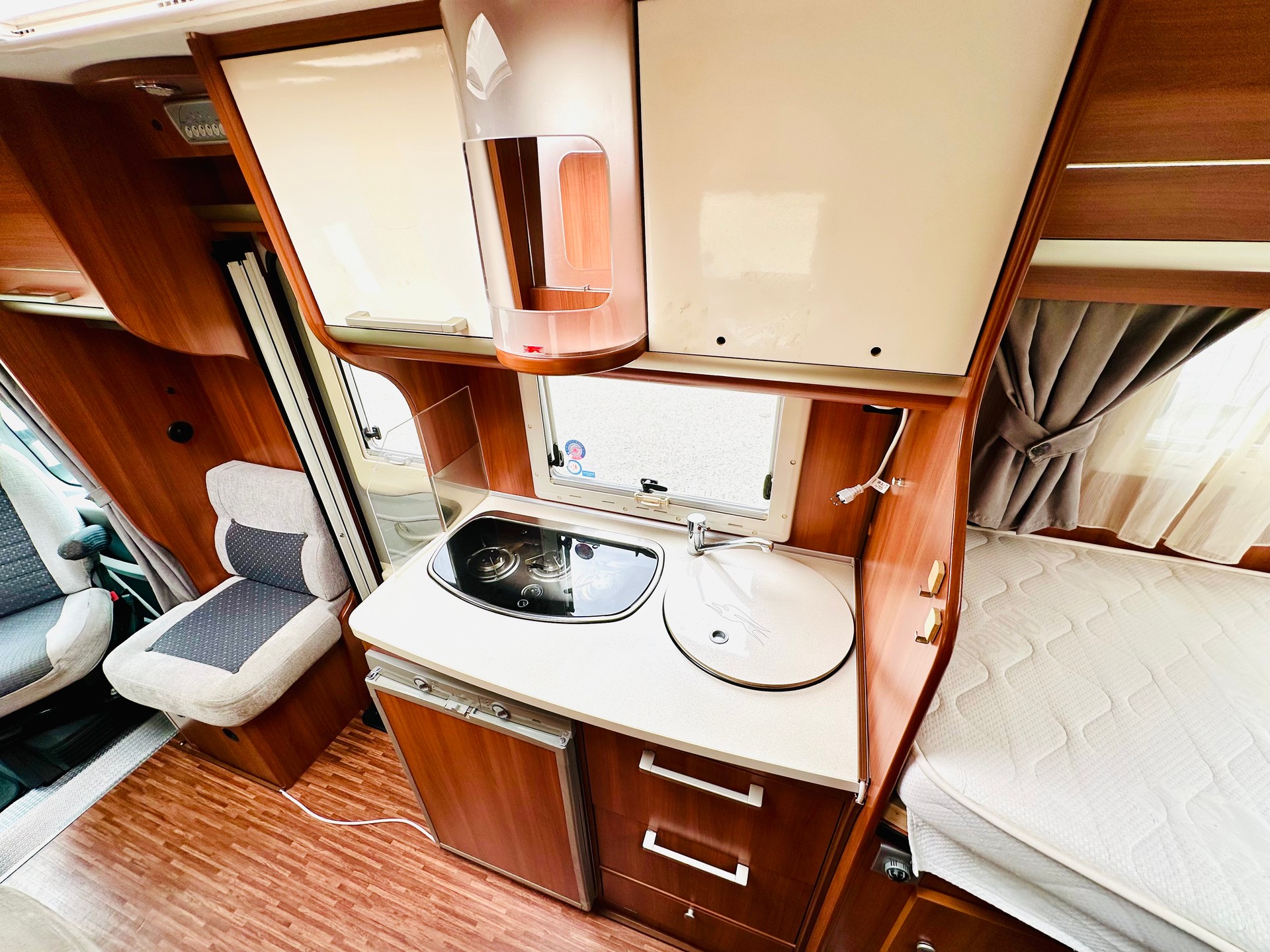 FIAT 2.3JTD 130PS LAIKA ***LÄNGSBETT, darunter ist eine Riesen Heck-Garage-image-13