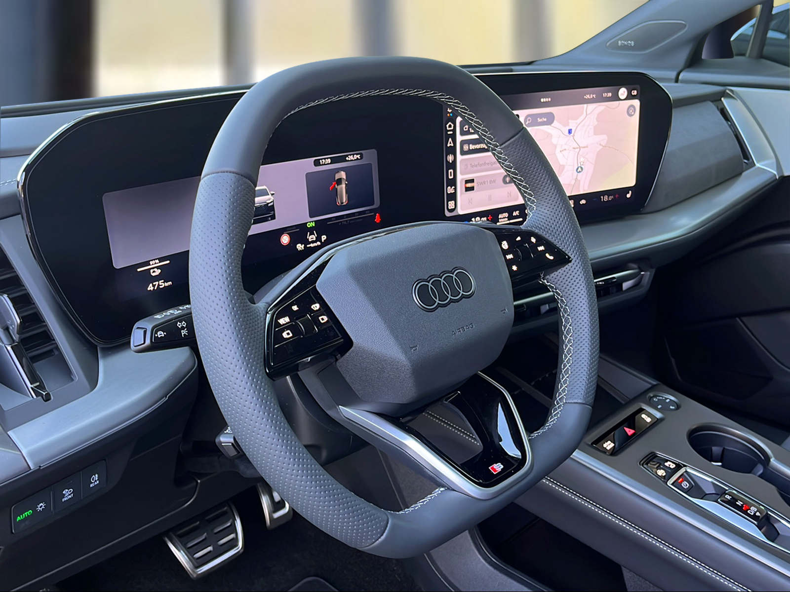 AUDI Q4 e-tron SUV quattro performance Swiss Ski Mythosschwarz Metallic-image-10