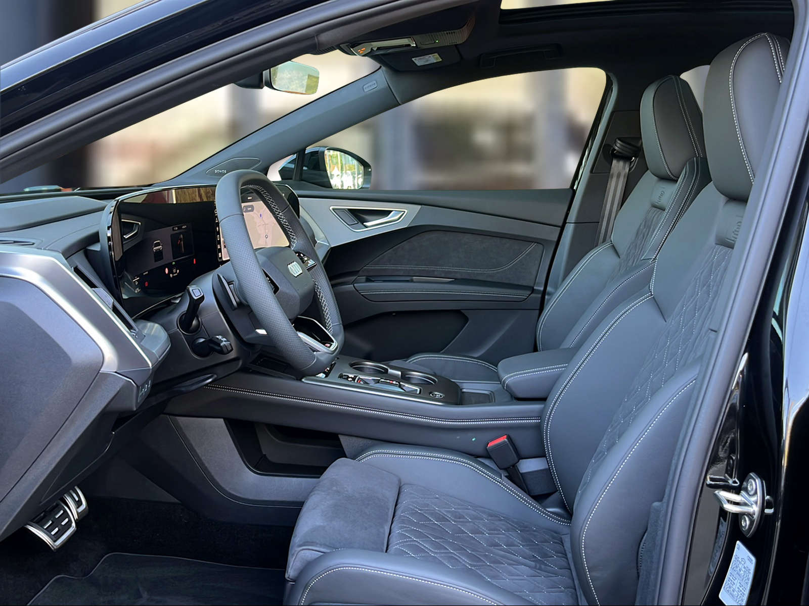 AUDI Q4 e-tron SUV quattro performance Swiss Ski Mythosschwarz Metallic-image-8