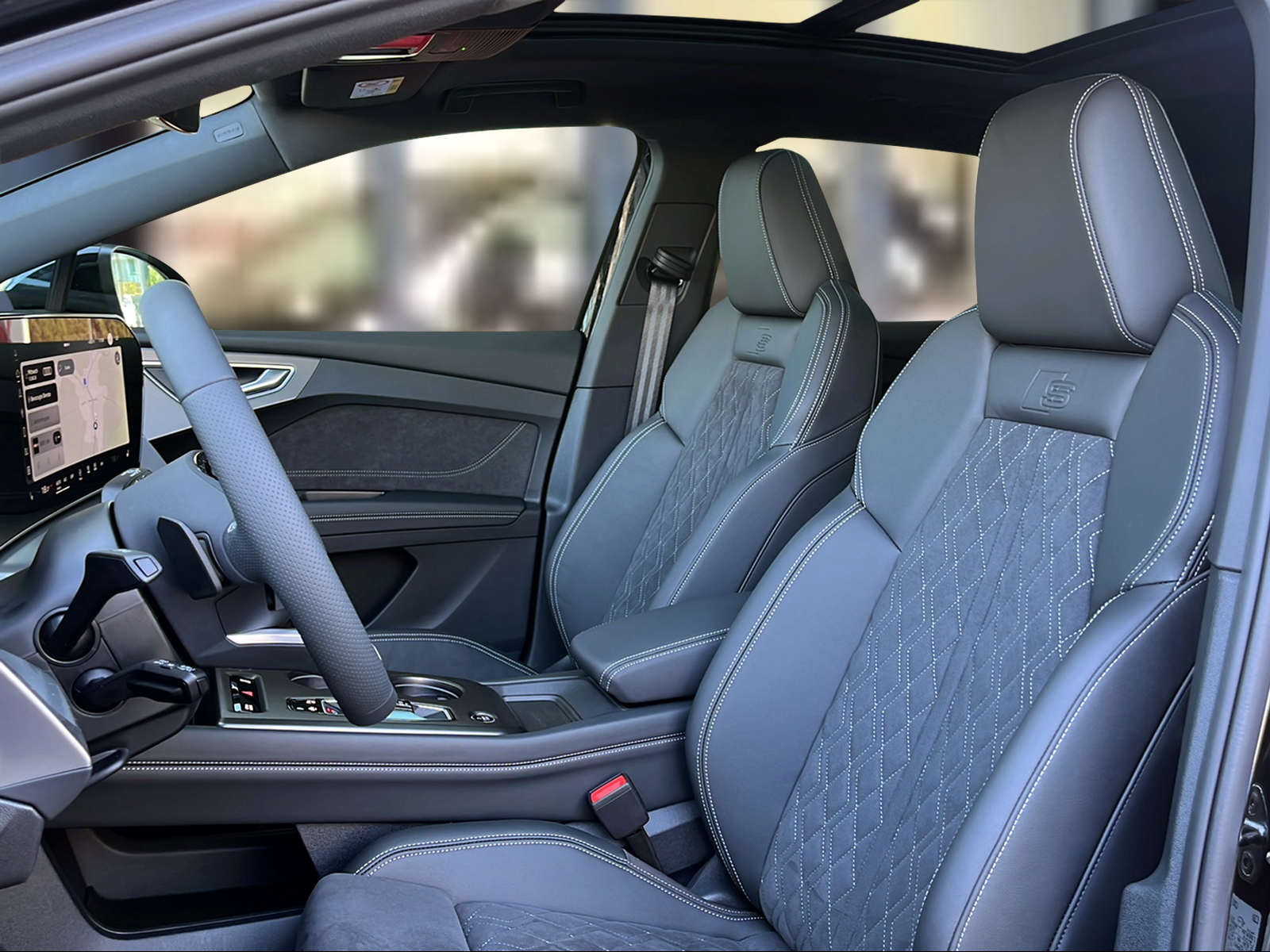 AUDI Q4 e-tron SUV quattro performance Swiss Ski Mythosschwarz Metallic-image-7