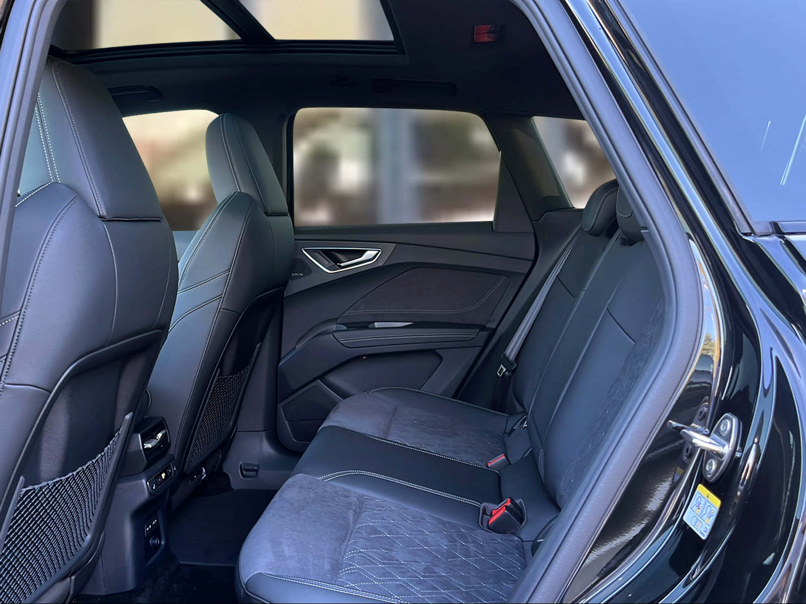 AUDI Q4 e-tron SUV quattro performance Swiss Ski Mythosschwarz Metallic-image-9