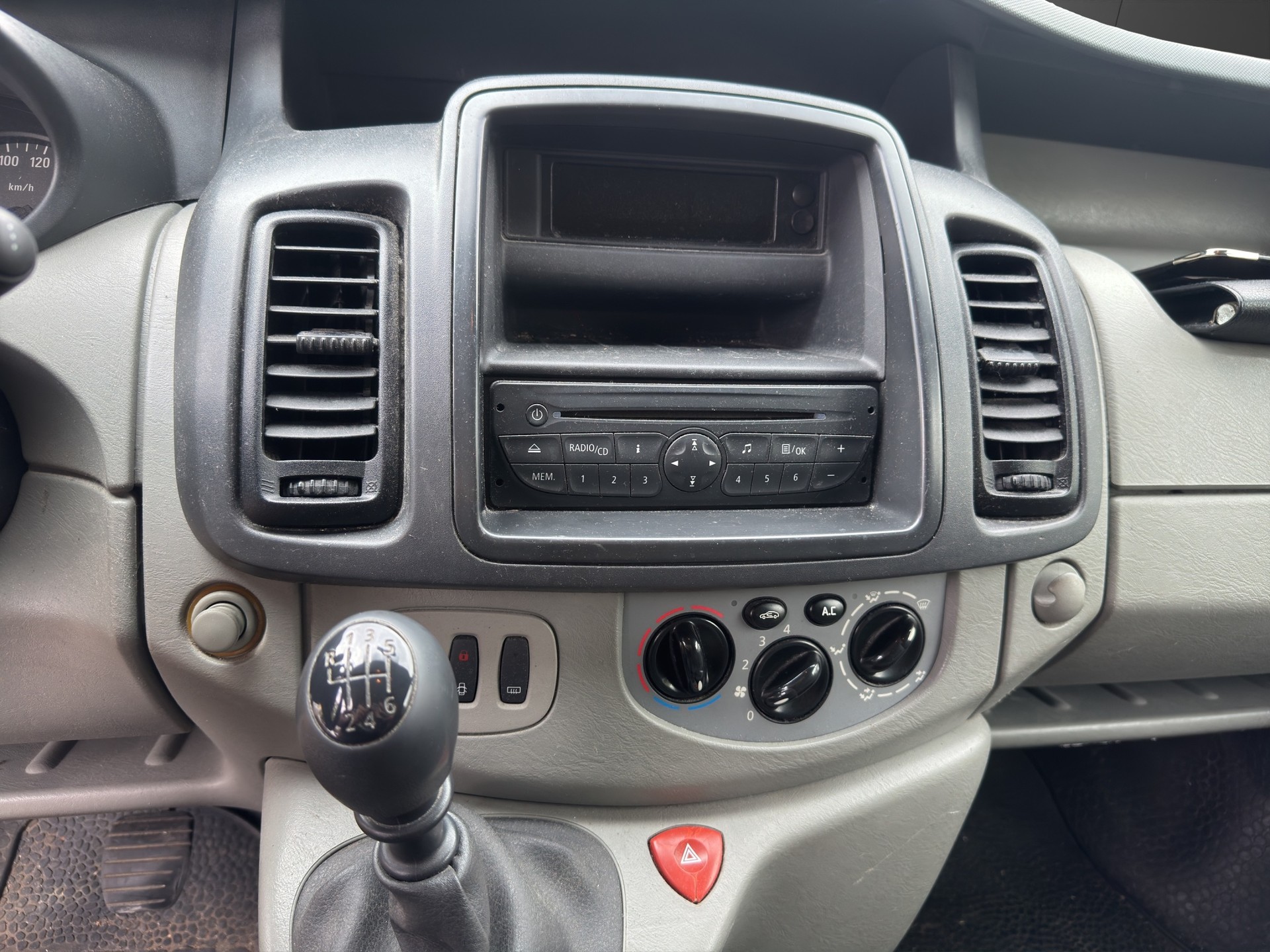 OPEL VIVARO-image-15