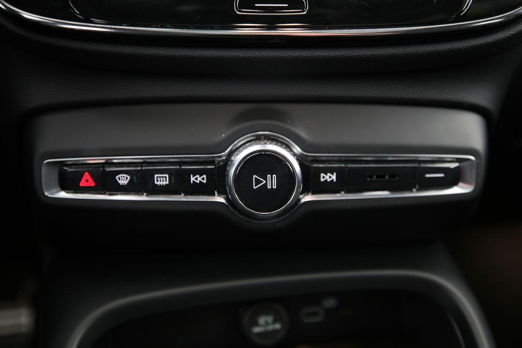 VOLVO XC40 P8 Twin Pro AWD-image-9