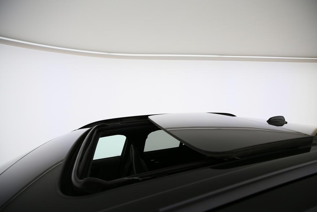 VOLVO XC40 P8 Twin Pro AWD-image-12