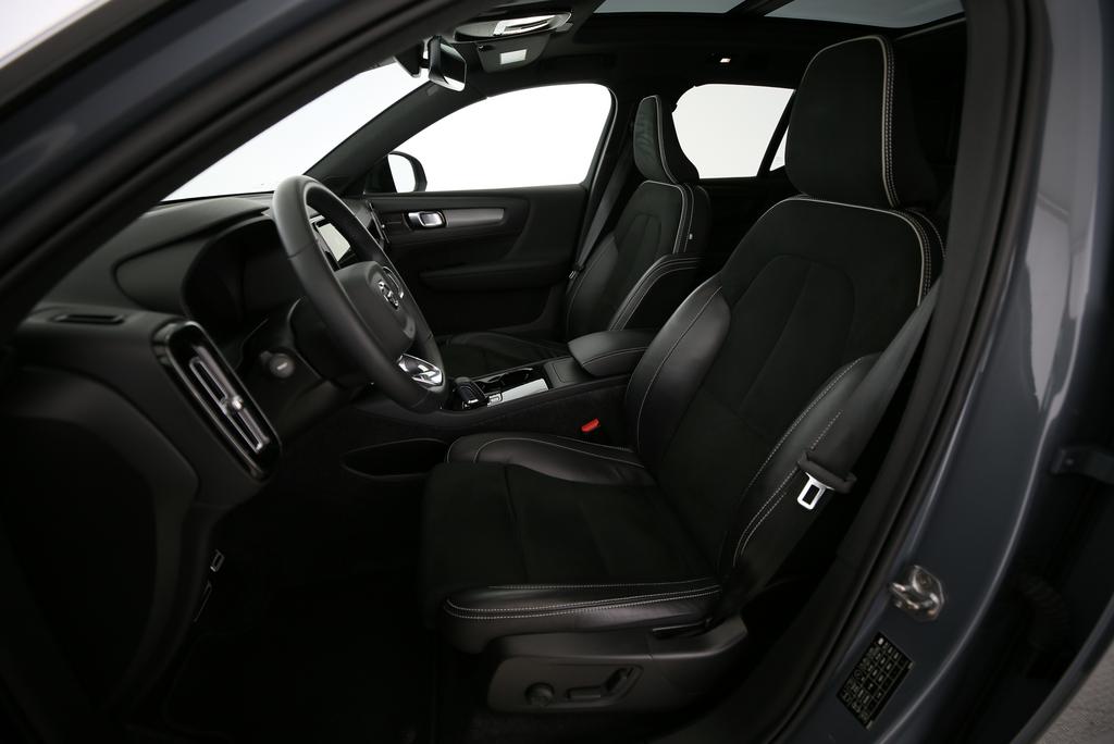 VOLVO XC40 P8 Twin Pro AWD-image-3