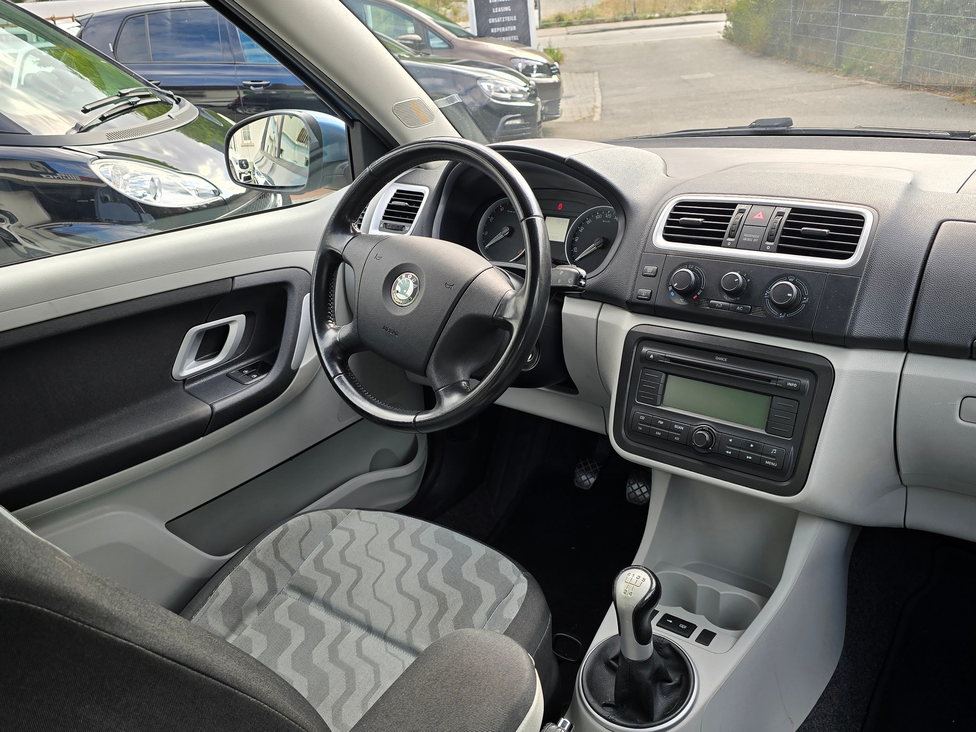 SKODA Fabia 1.4 Elegance-image-8