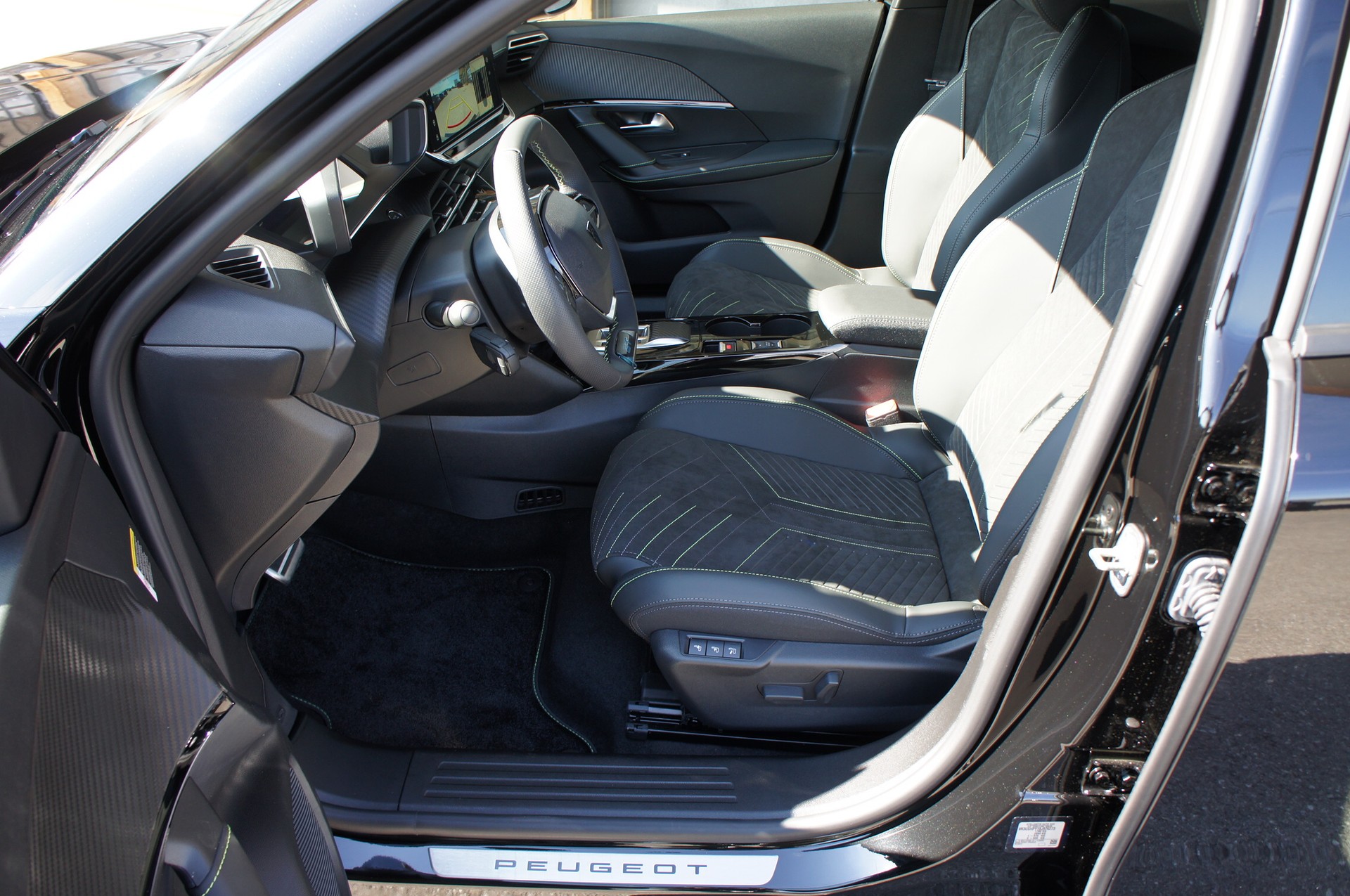 PEUGEOT 2008 1.2 145 MHEV GT-image-13