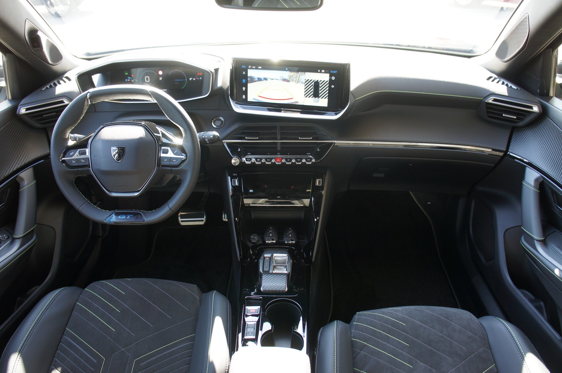 PEUGEOT 2008 1.2 145 MHEV GT-image-10