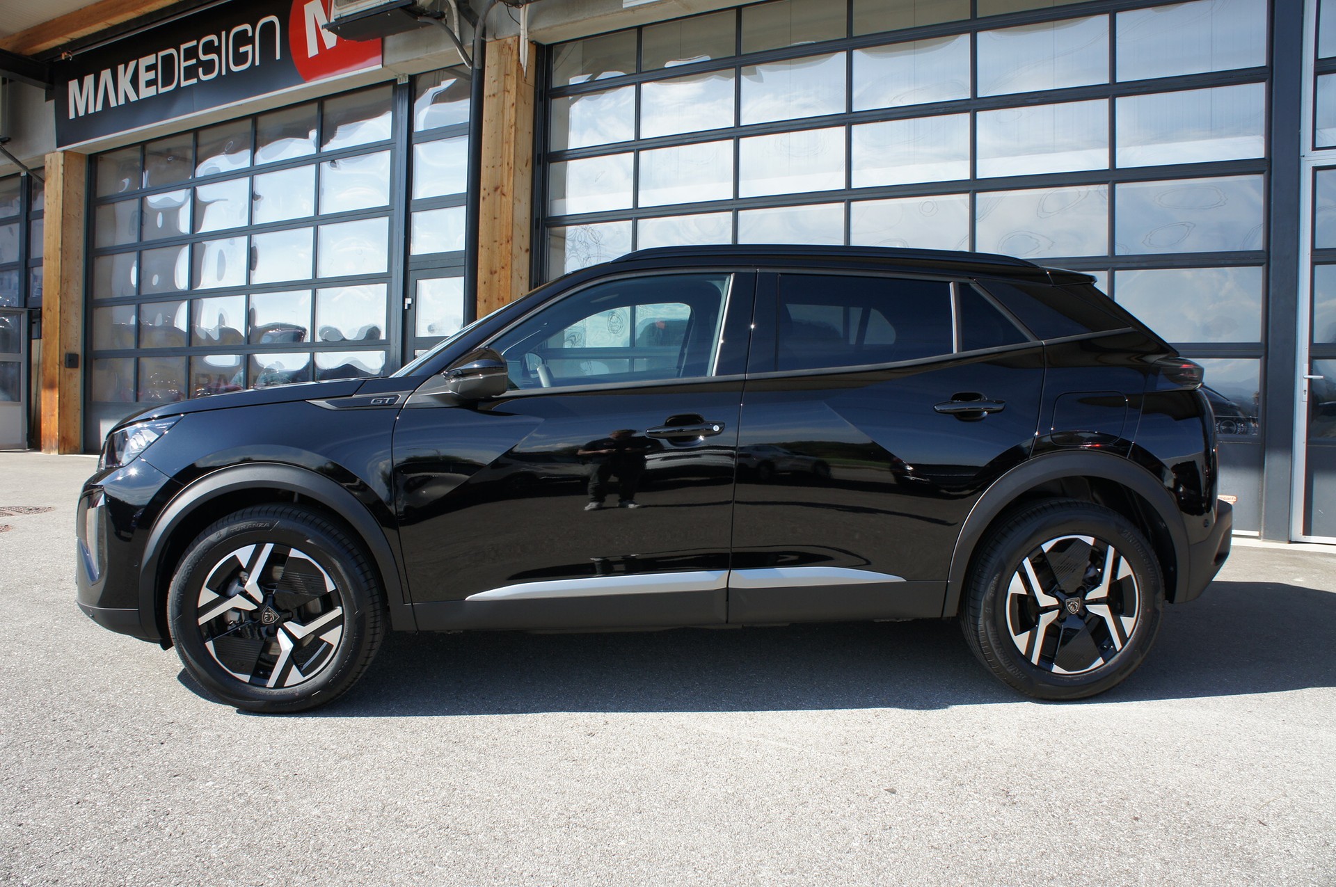 PEUGEOT 2008 1.2 145 MHEV GT-image-1