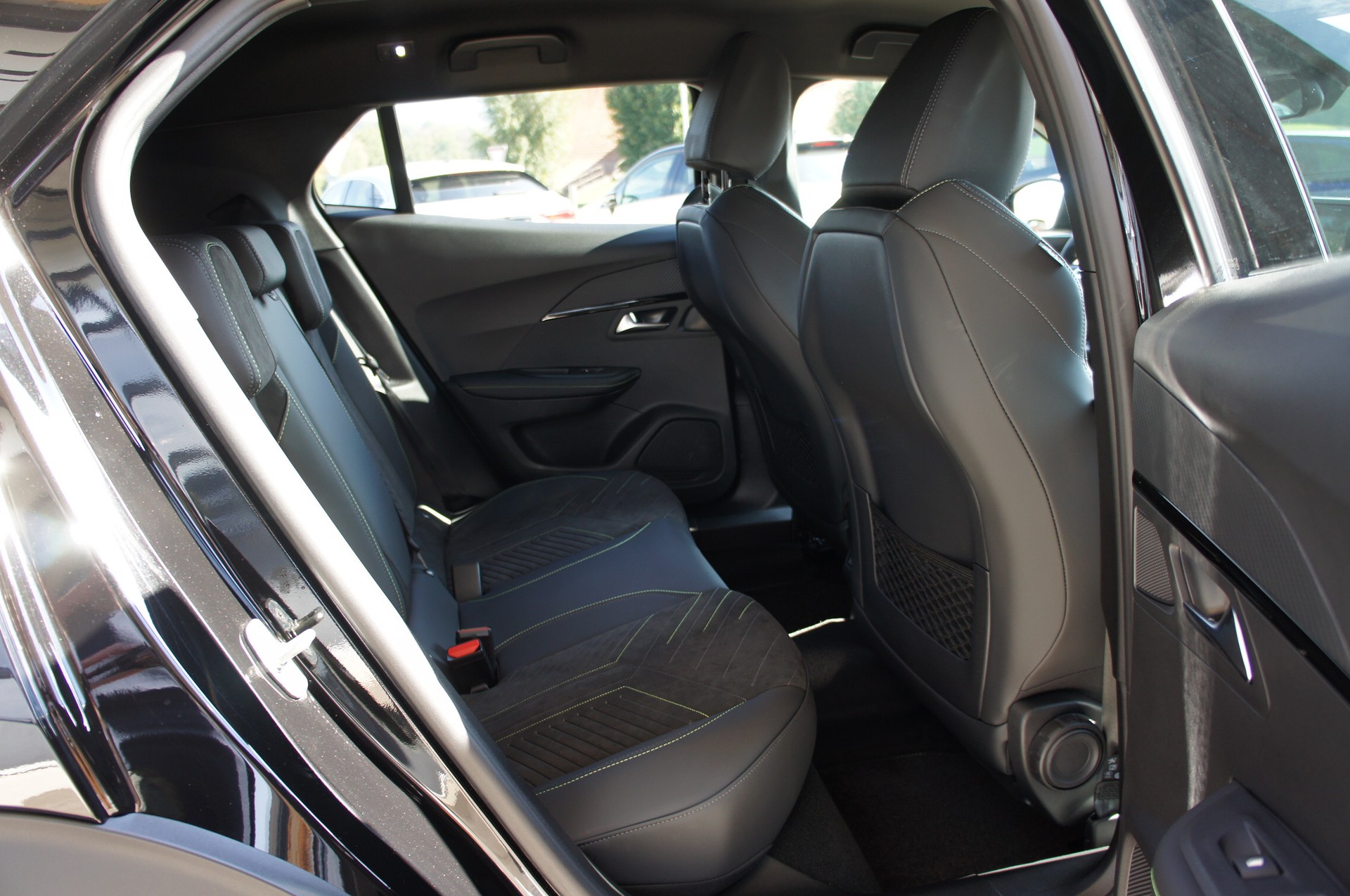 PEUGEOT 2008 1.2 145 MHEV GT-image-9