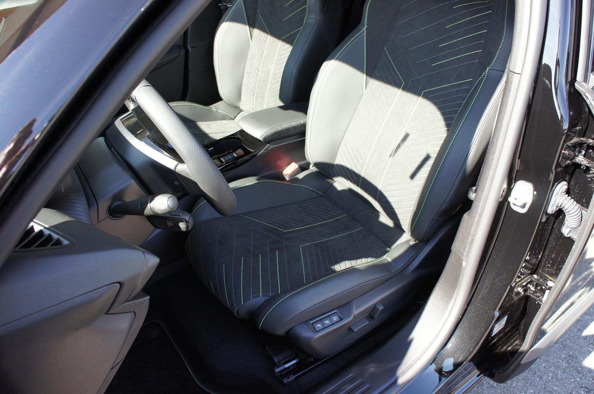 PEUGEOT 2008 1.2 145 MHEV GT-image-15