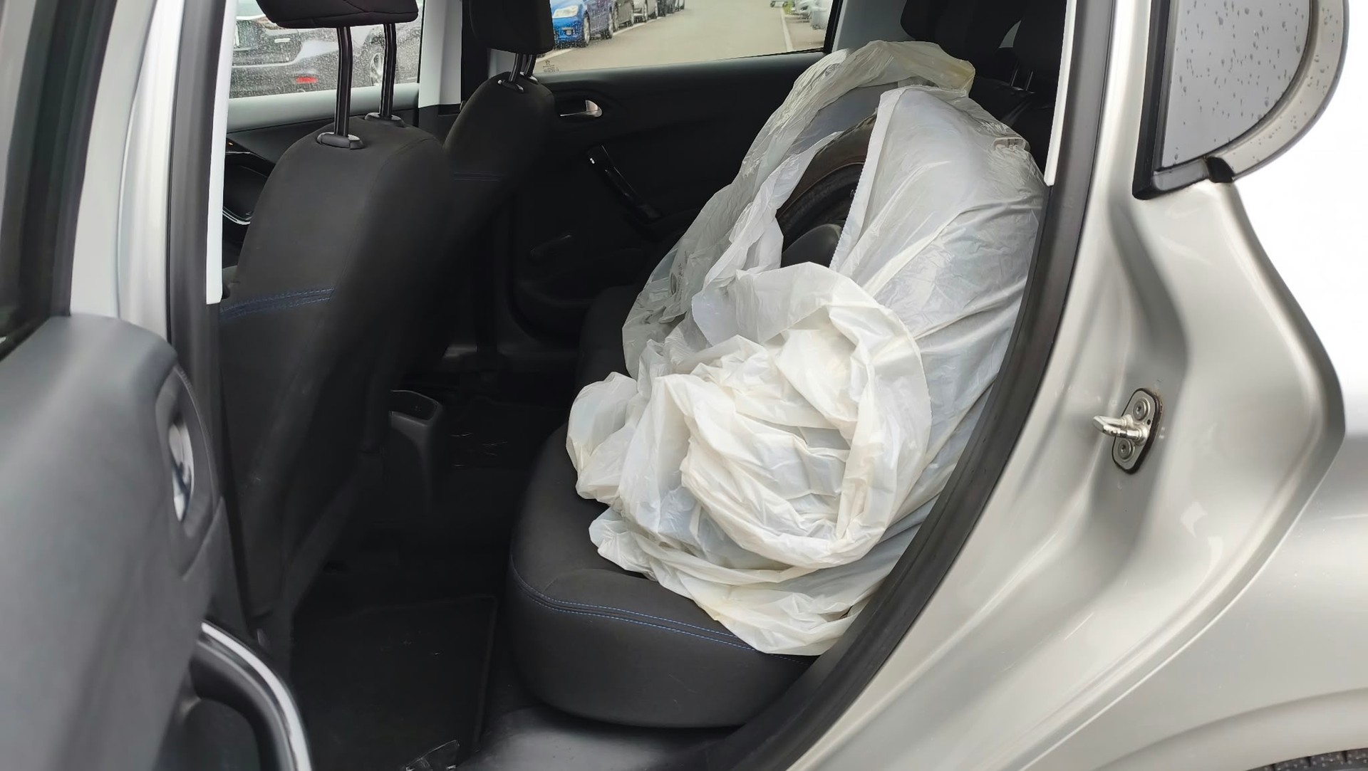 PEUGEOT 208 1.2 PureTech Style-image-7