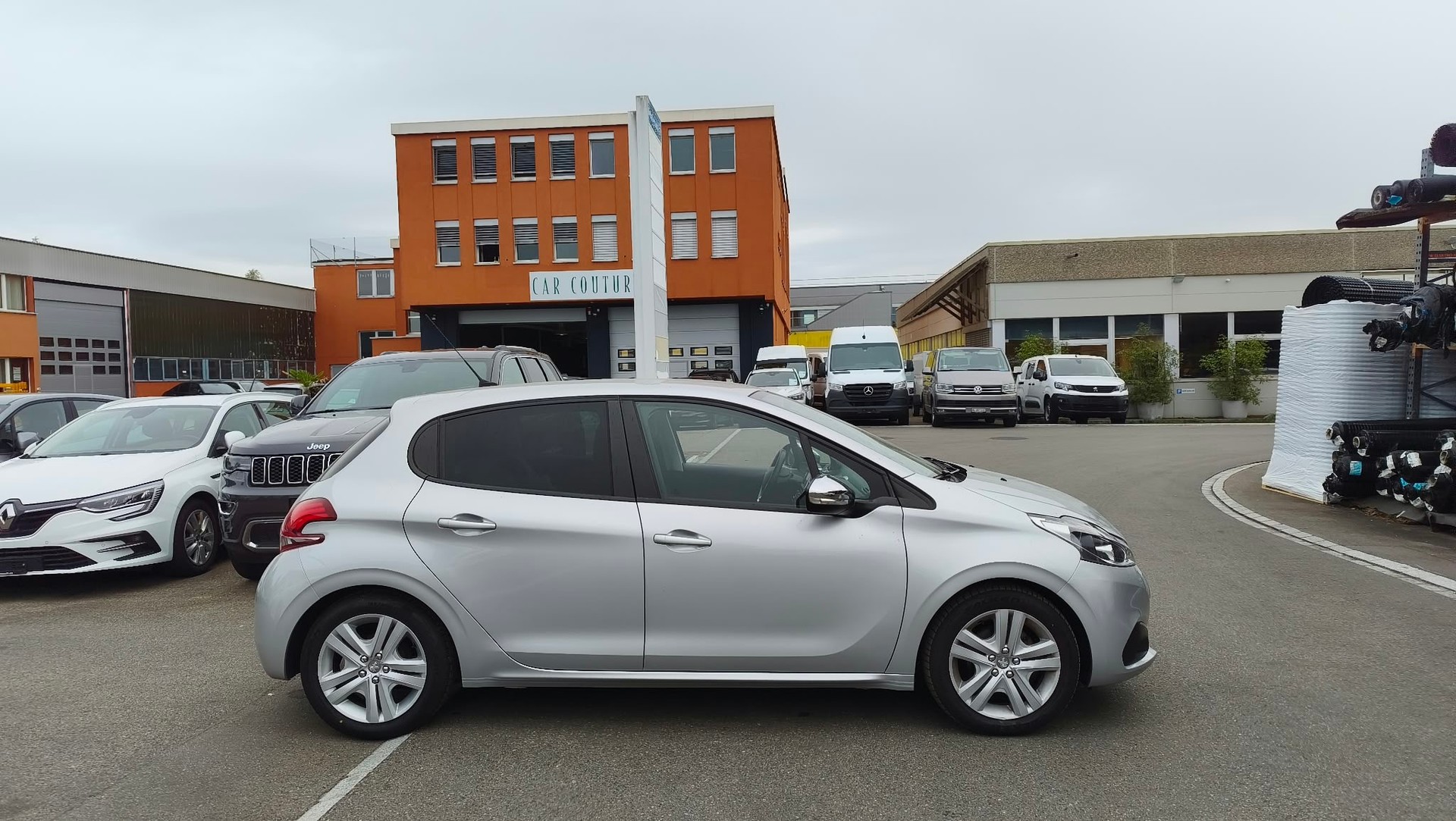 PEUGEOT 208 1.2 PureTech Style-image-12
