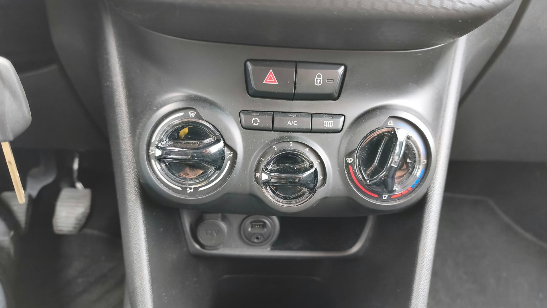 PEUGEOT 208 1.2 PureTech Style-image-5
