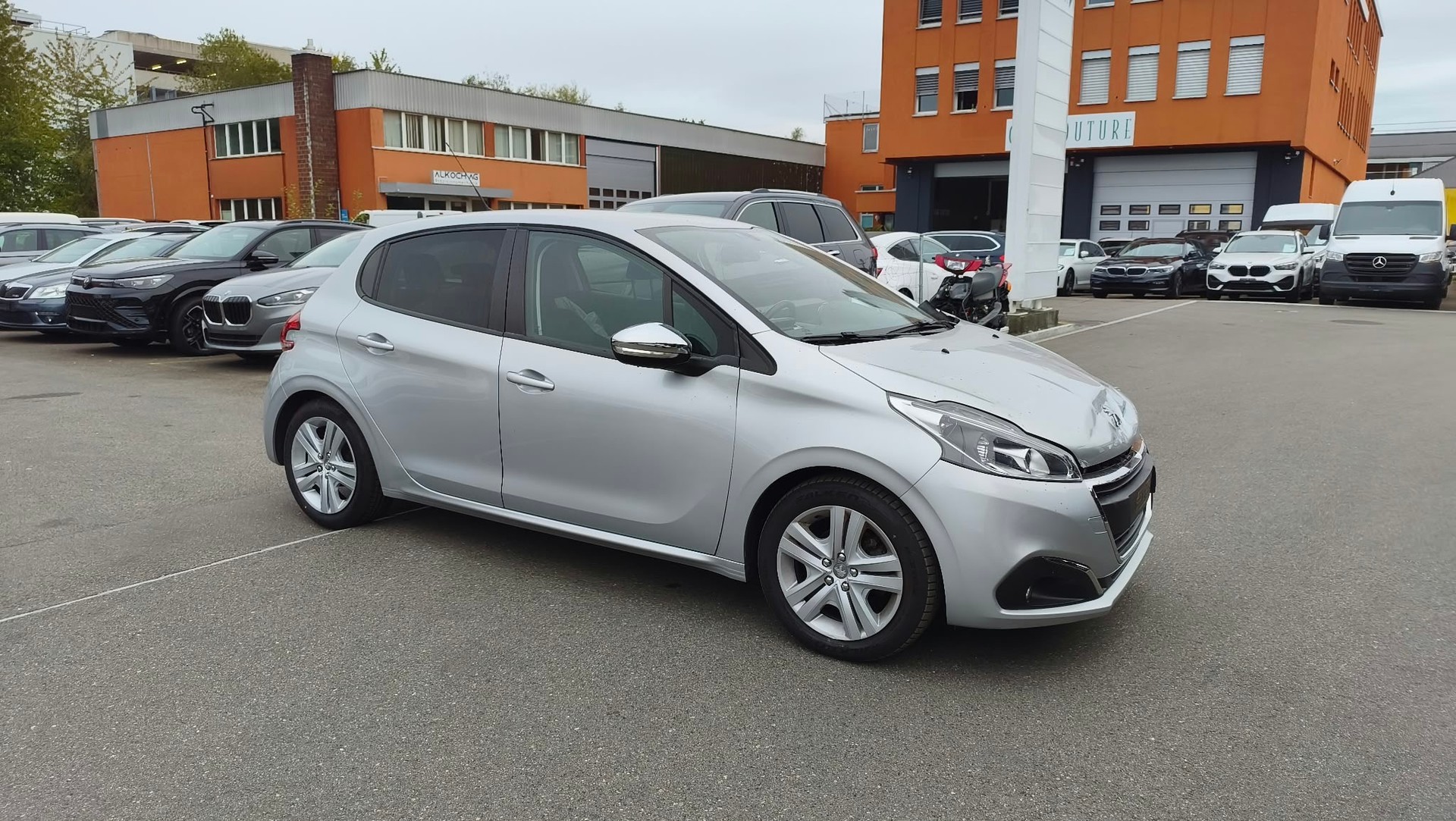 PEUGEOT 208 1.2 PureTech Style-image-11
