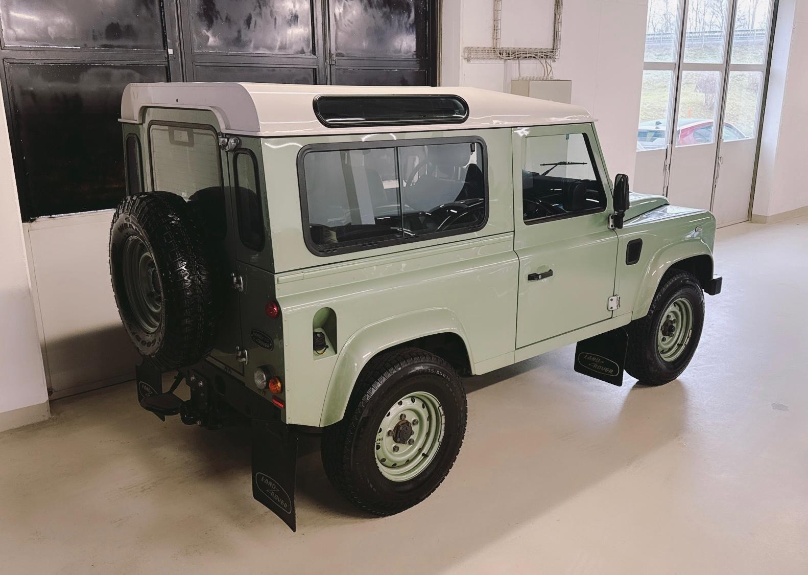 LAND ROVER Defender 90 2.2 TD4 Station Wagon Heritage-image-7