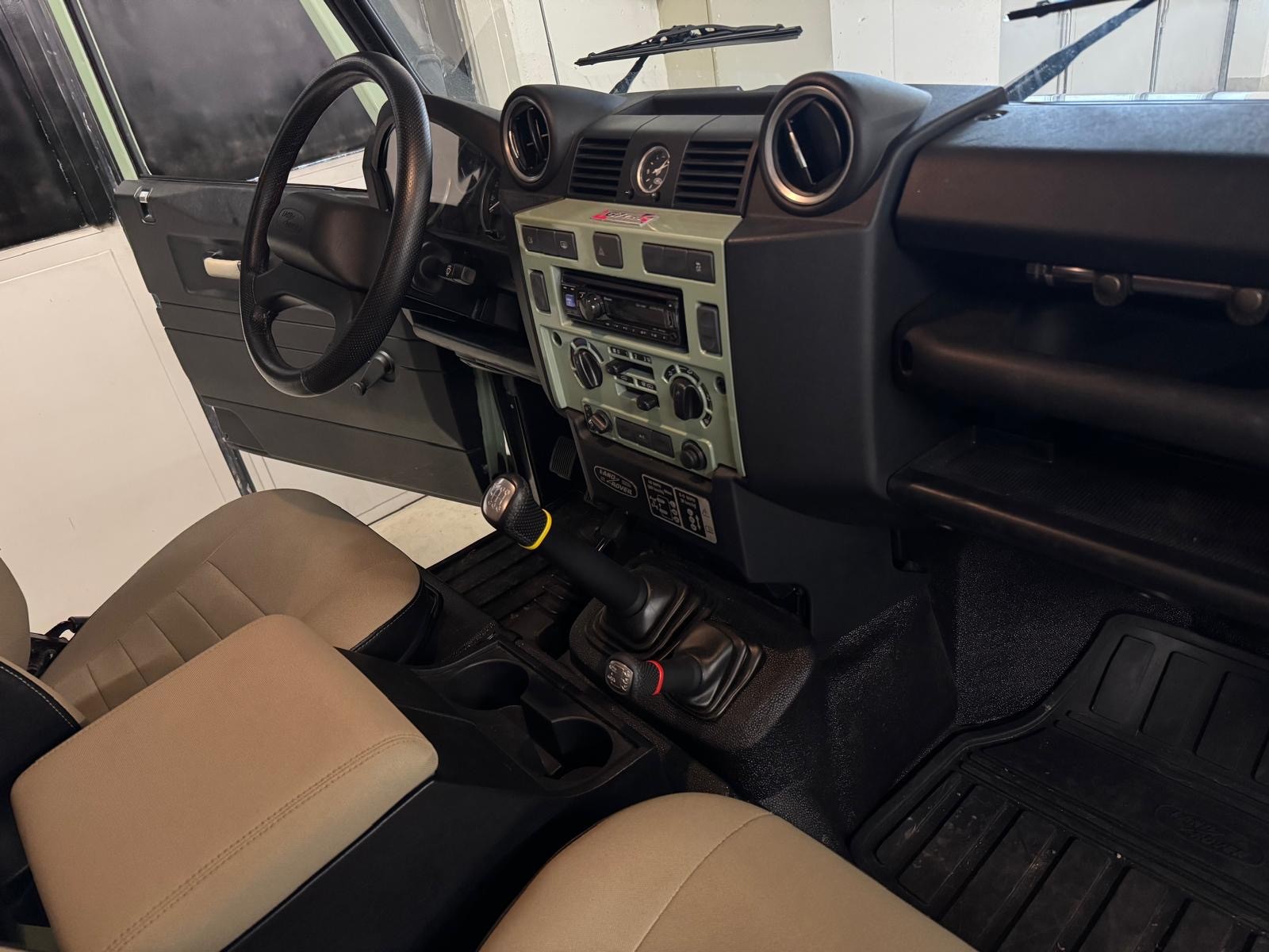 LAND ROVER Defender 90 2.2 TD4 Station Wagon Heritage-image-11