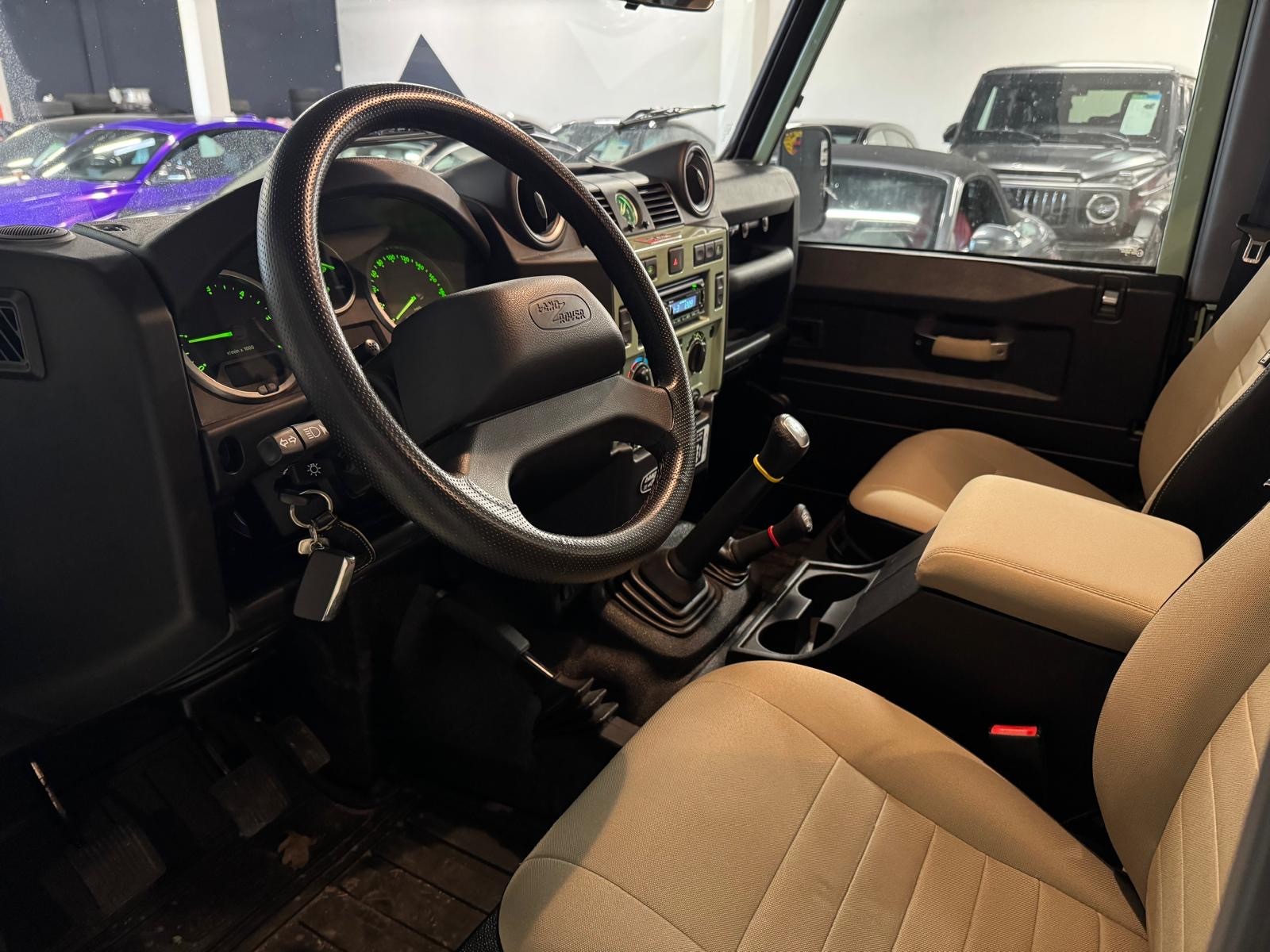 LAND ROVER Defender 90 2.2 TD4 Station Wagon Heritage-image-12