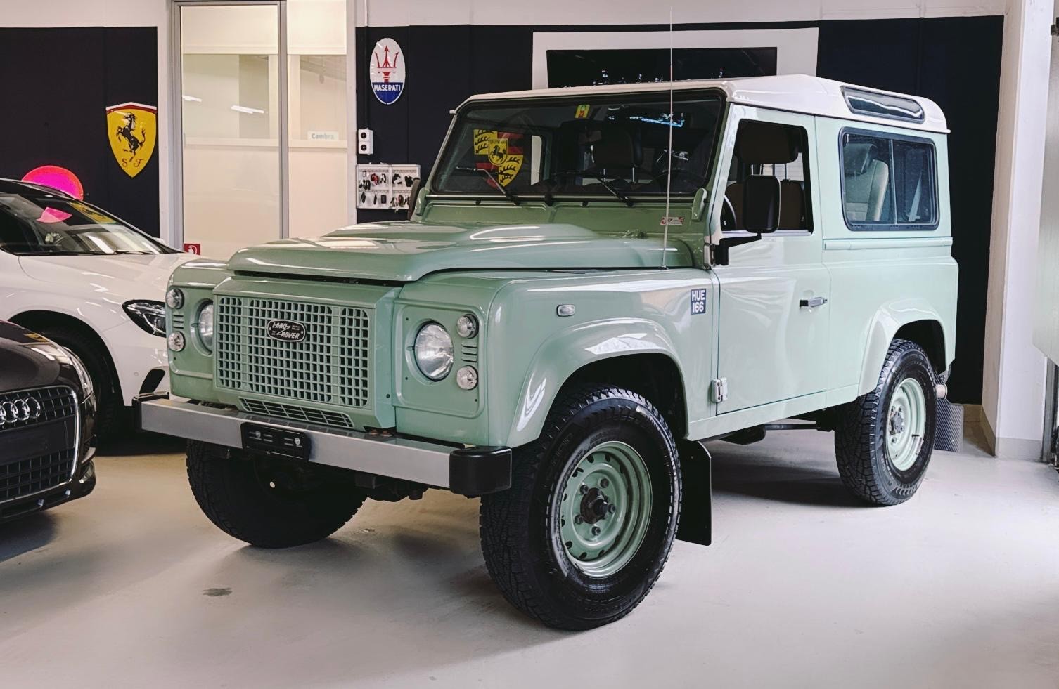 LAND ROVER Defender 90 2.2 TD4 Station Wagon Heritage-image-4