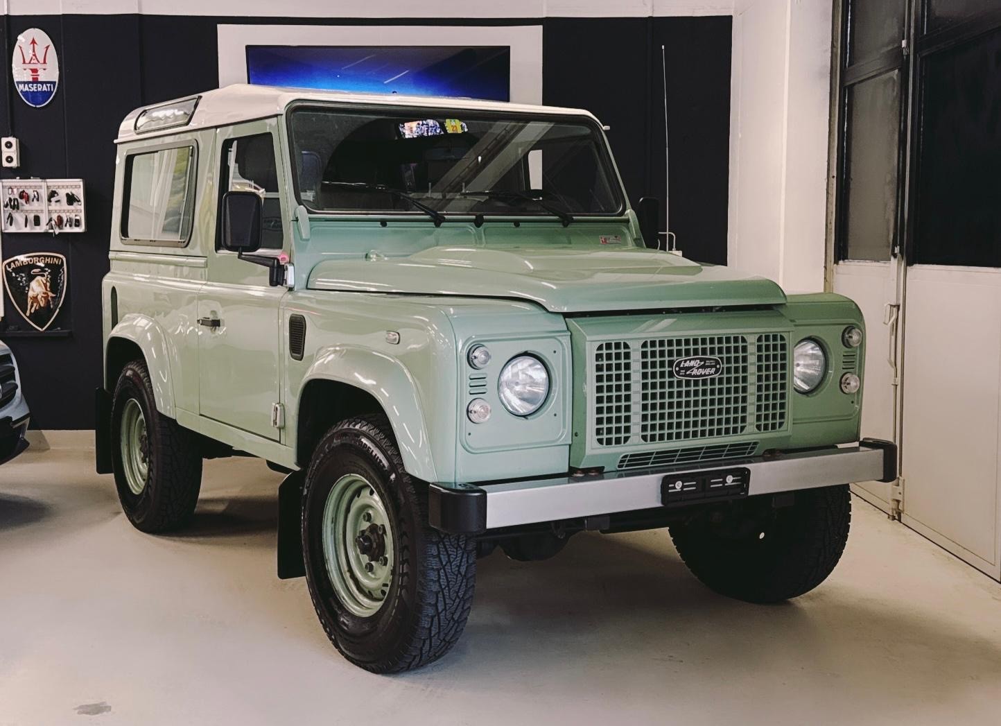 LAND ROVER Defender 90 2.2 TD4 Station Wagon Heritage-image-0