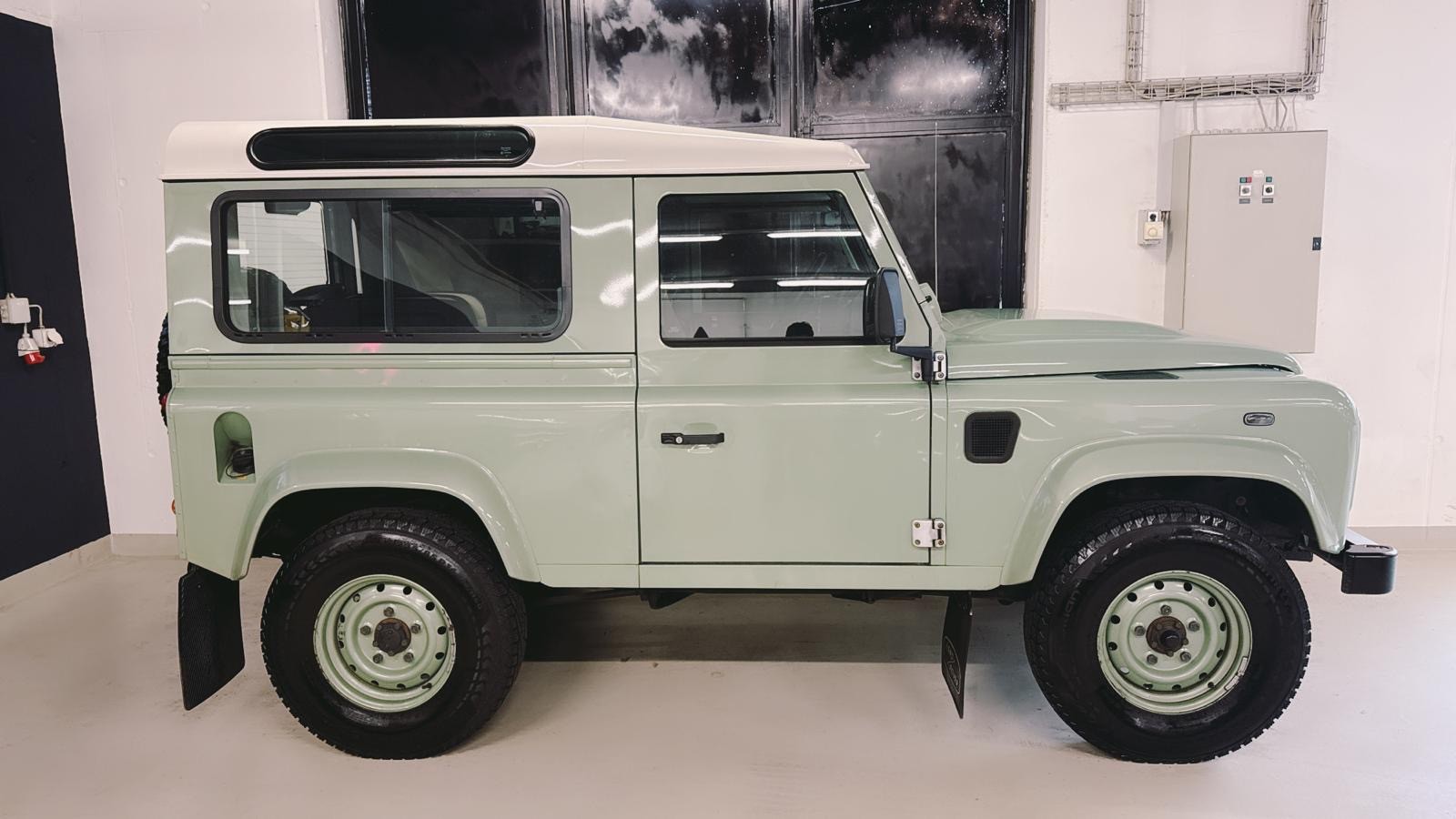 LAND ROVER Defender 90 2.2 TD4 Station Wagon Heritage-image-8
