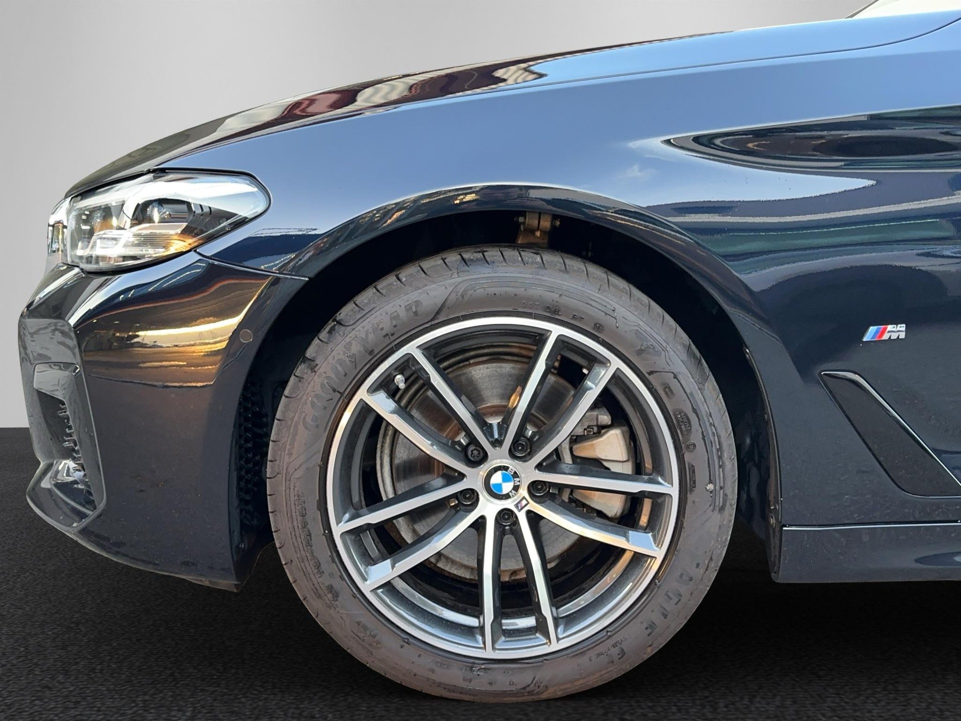 BMW 520d xDrive 48V Touring Pure M Sport-image-9