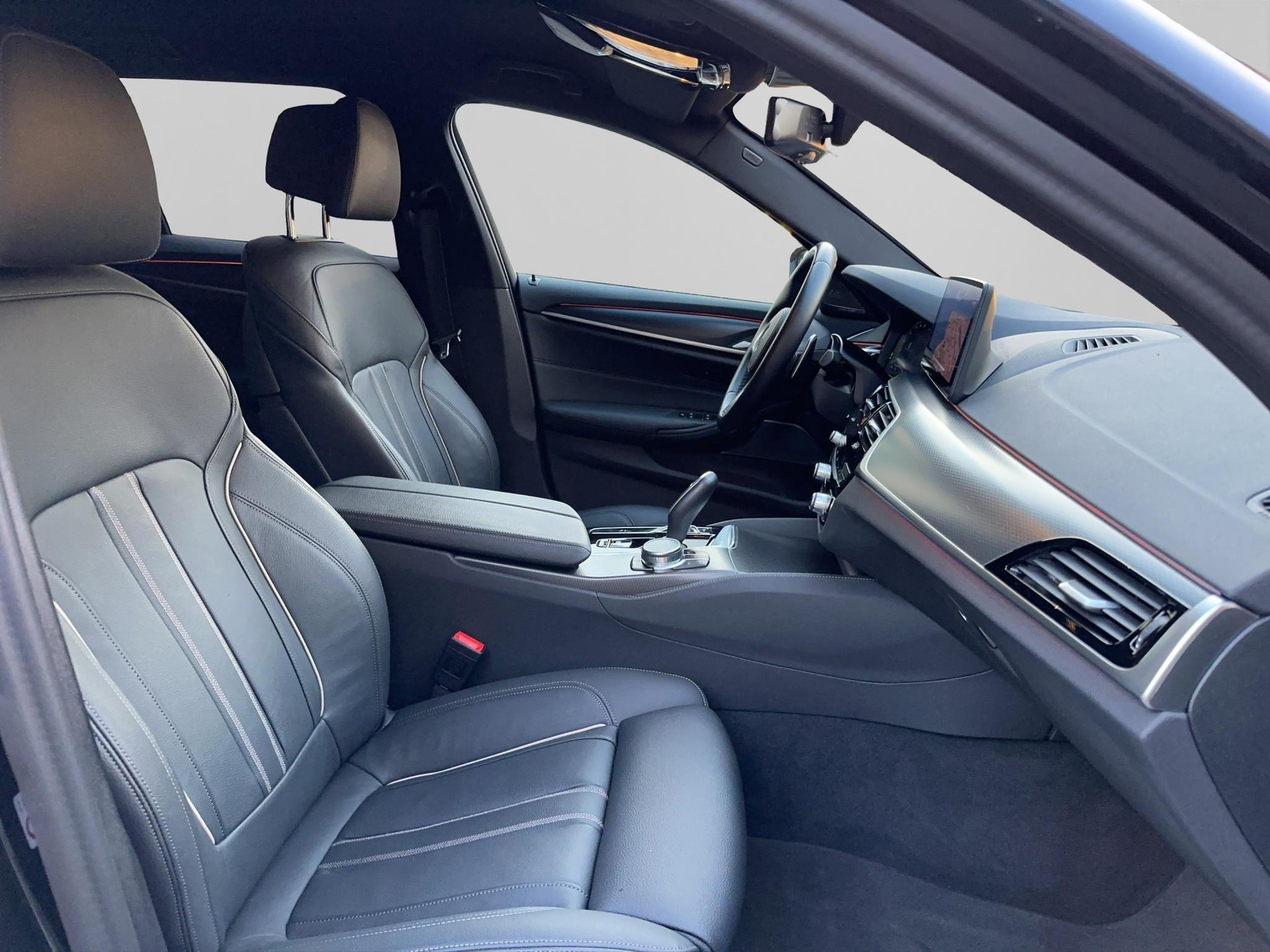 BMW 520d xDrive 48V Touring Pure M Sport-image-17