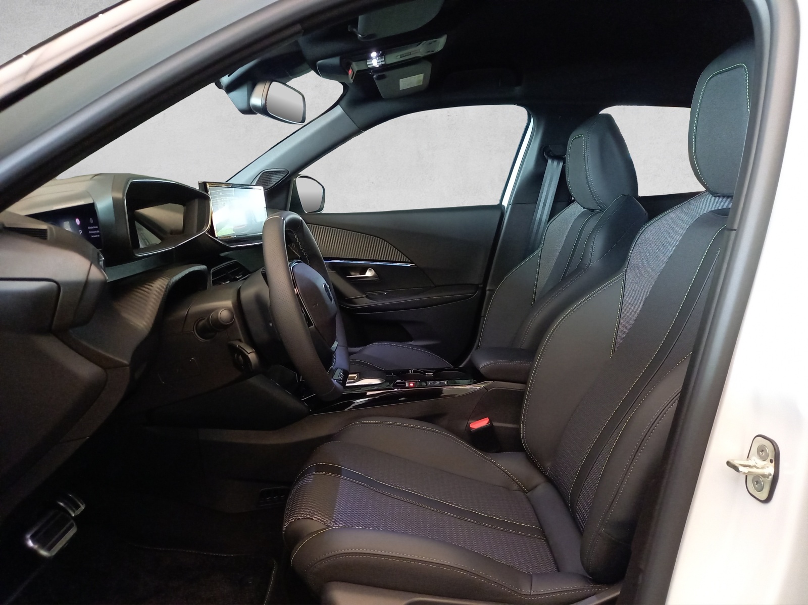 PEUGEOT 2008 e-GT 54kWh-image-8