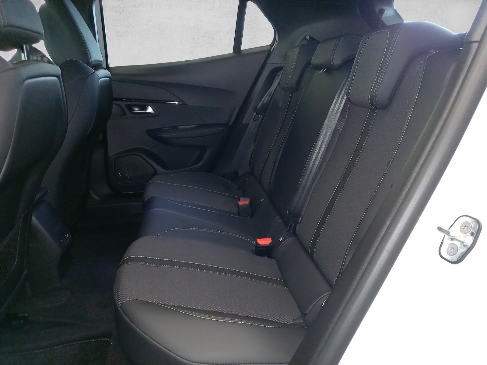 PEUGEOT 2008 e-GT 54kWh-image-12