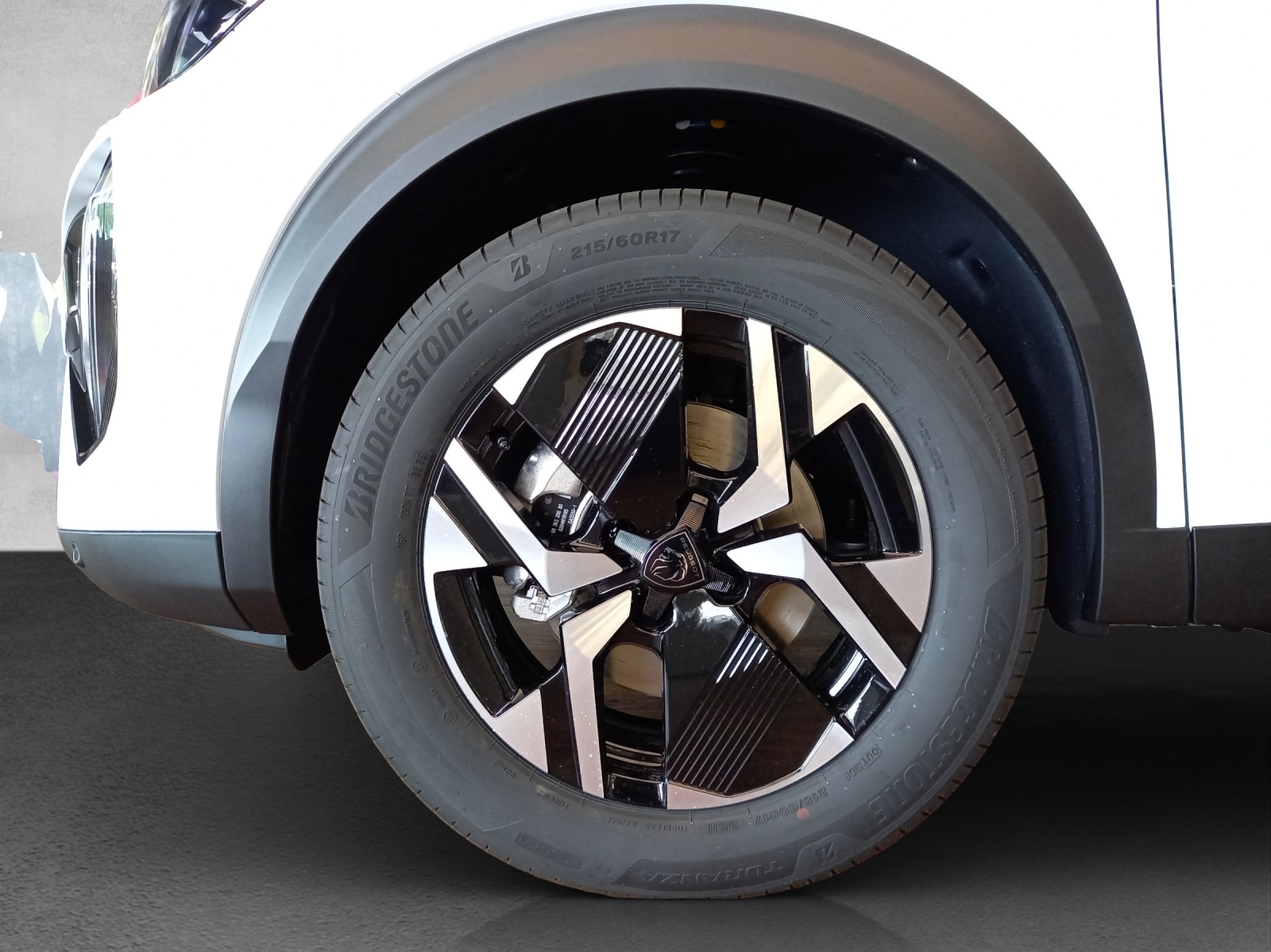 PEUGEOT 2008 e-GT 54kWh-image-15