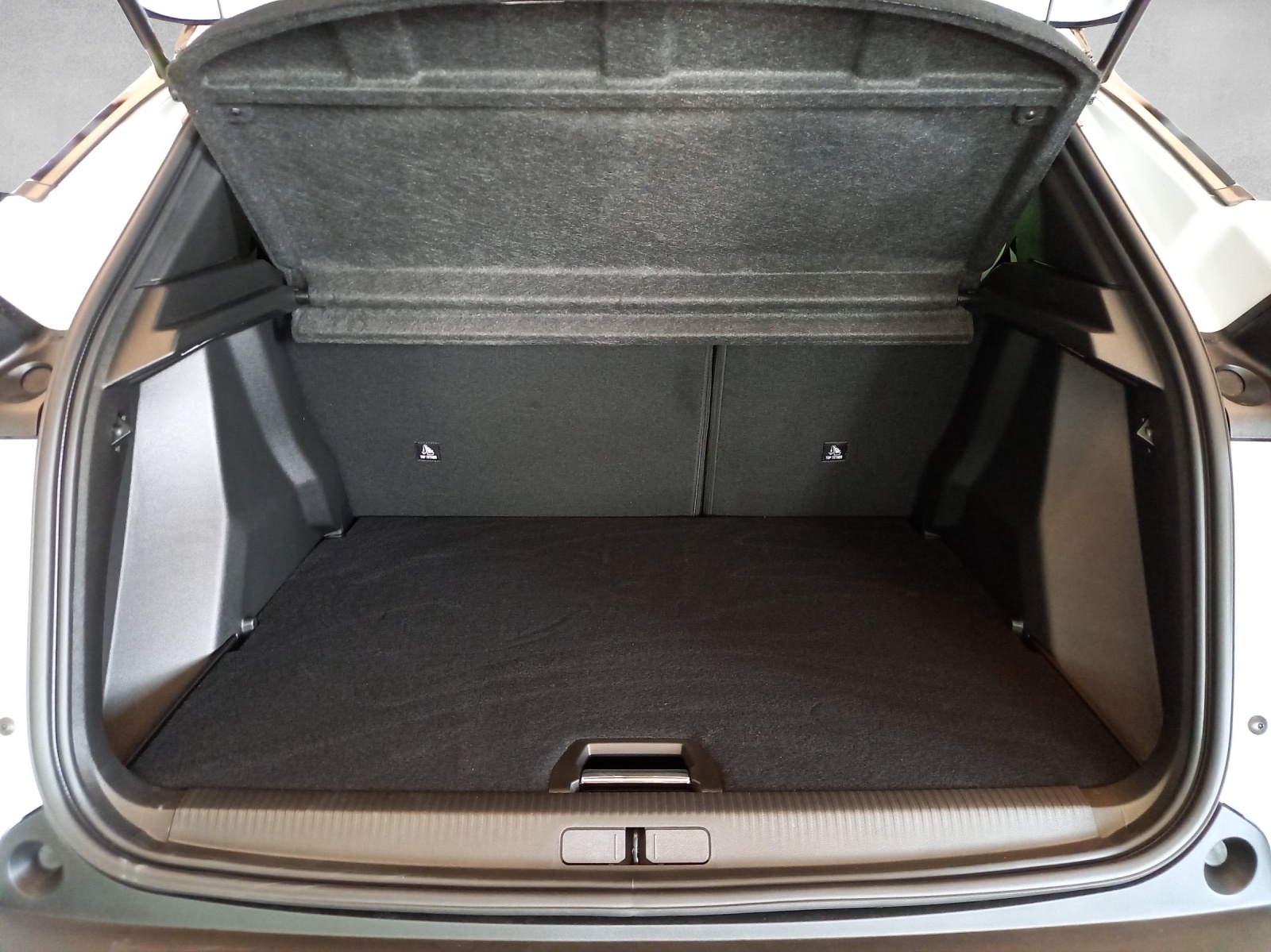 PEUGEOT 2008 e-GT 54kWh-image-13