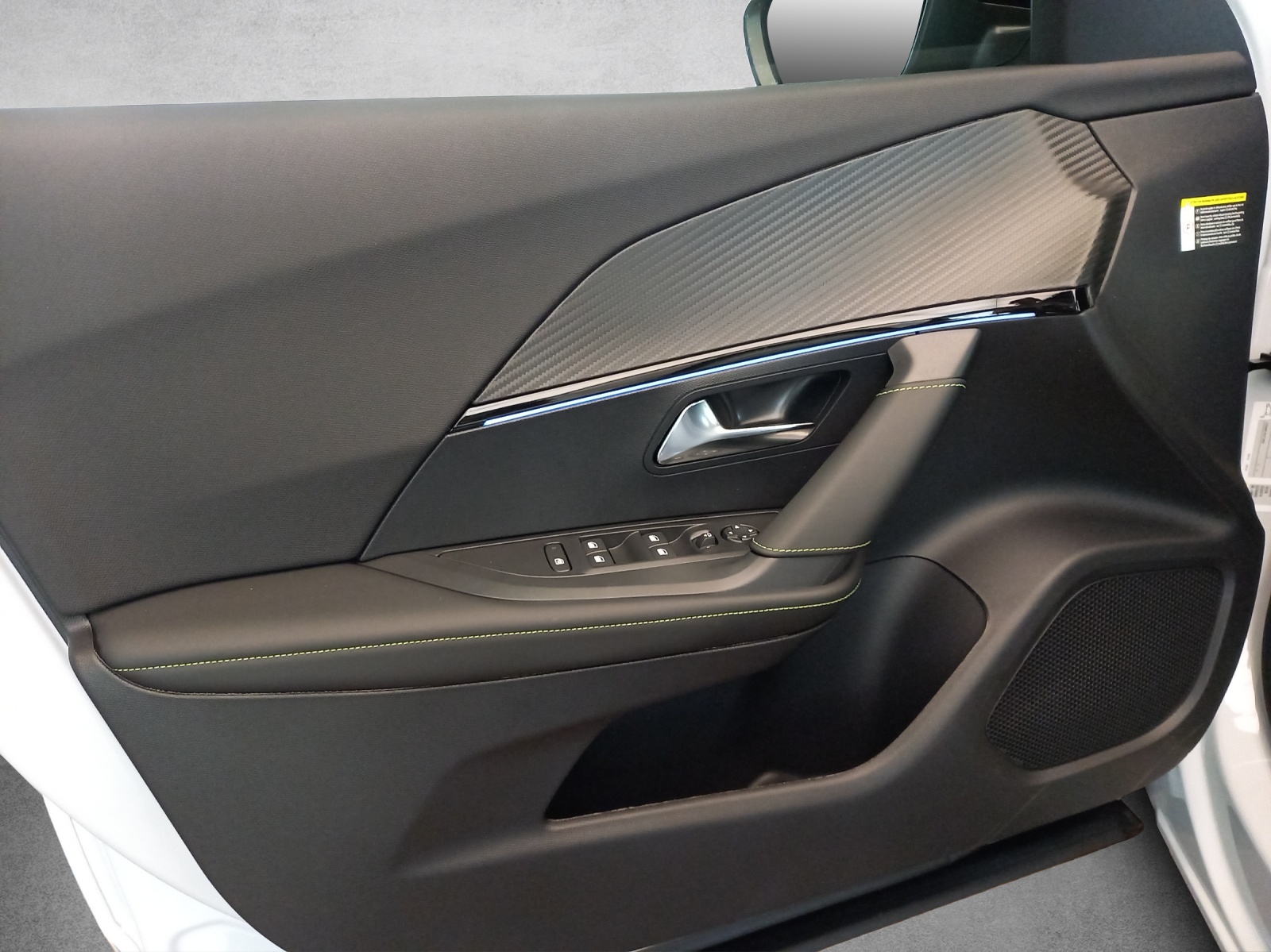 PEUGEOT 2008 e-GT 54kWh-image-11