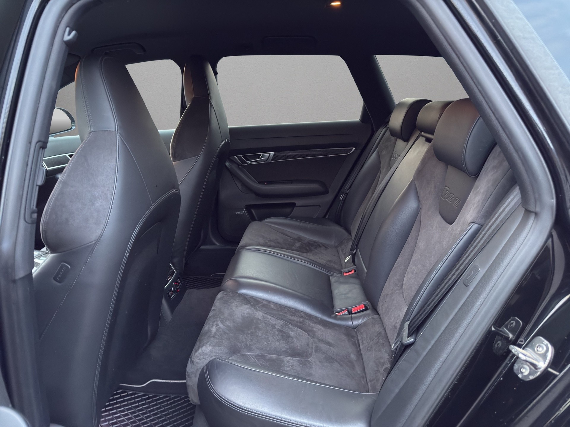 AUDI RS6 Avant 5.0 TFSI V10 quattro tiptronic-image-5
