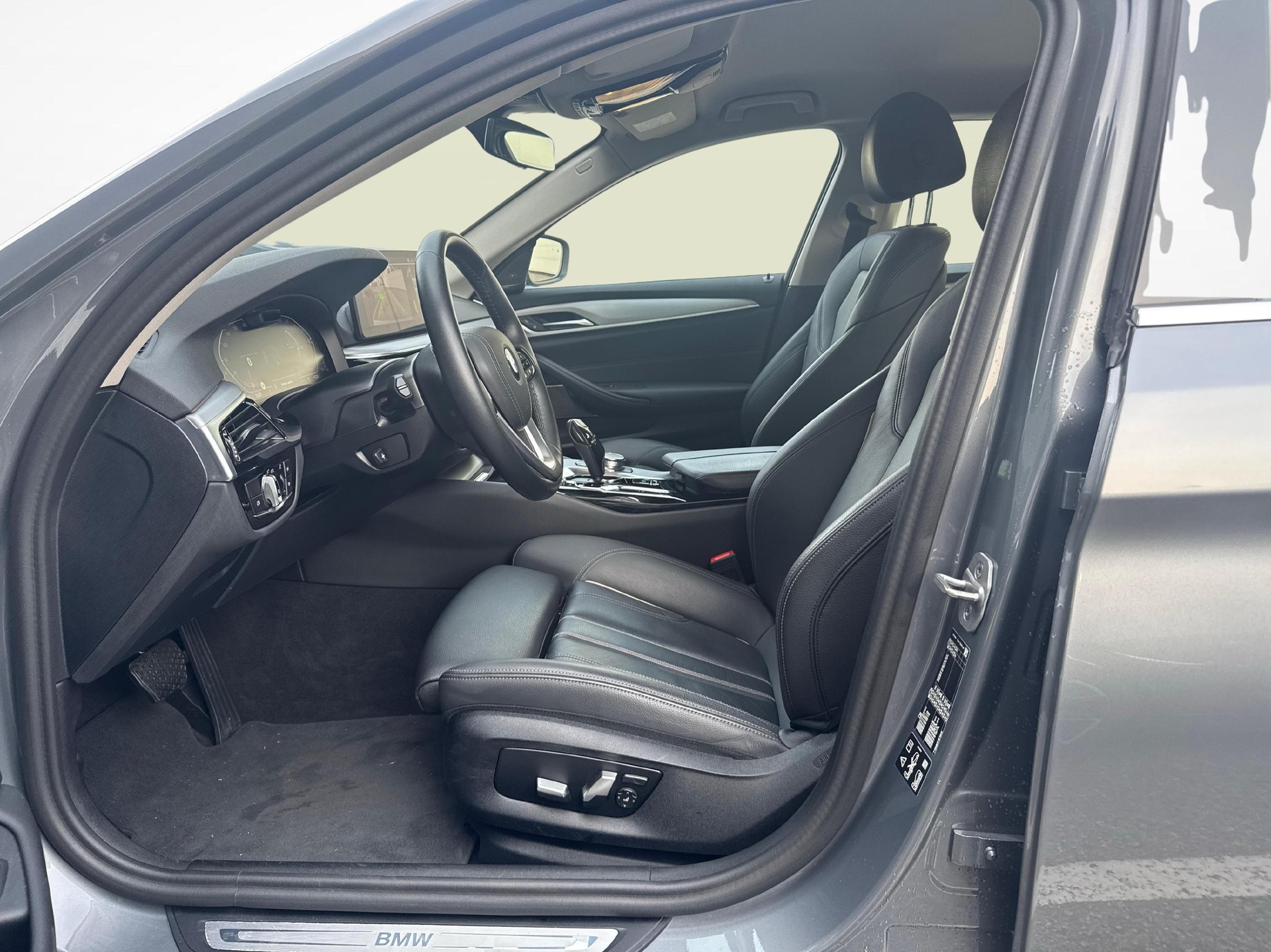 BMW 520d xDrive Touring-image-10