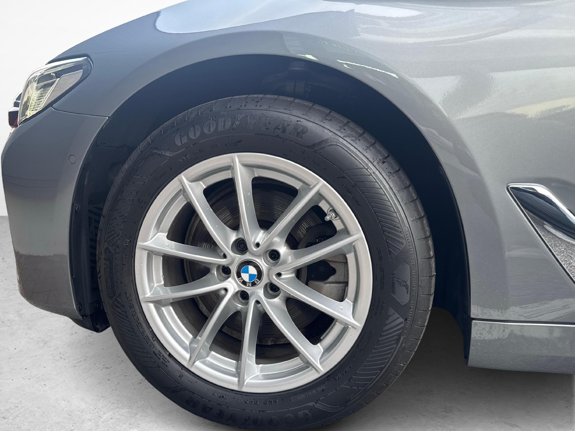 BMW 520d xDrive Touring-image-9