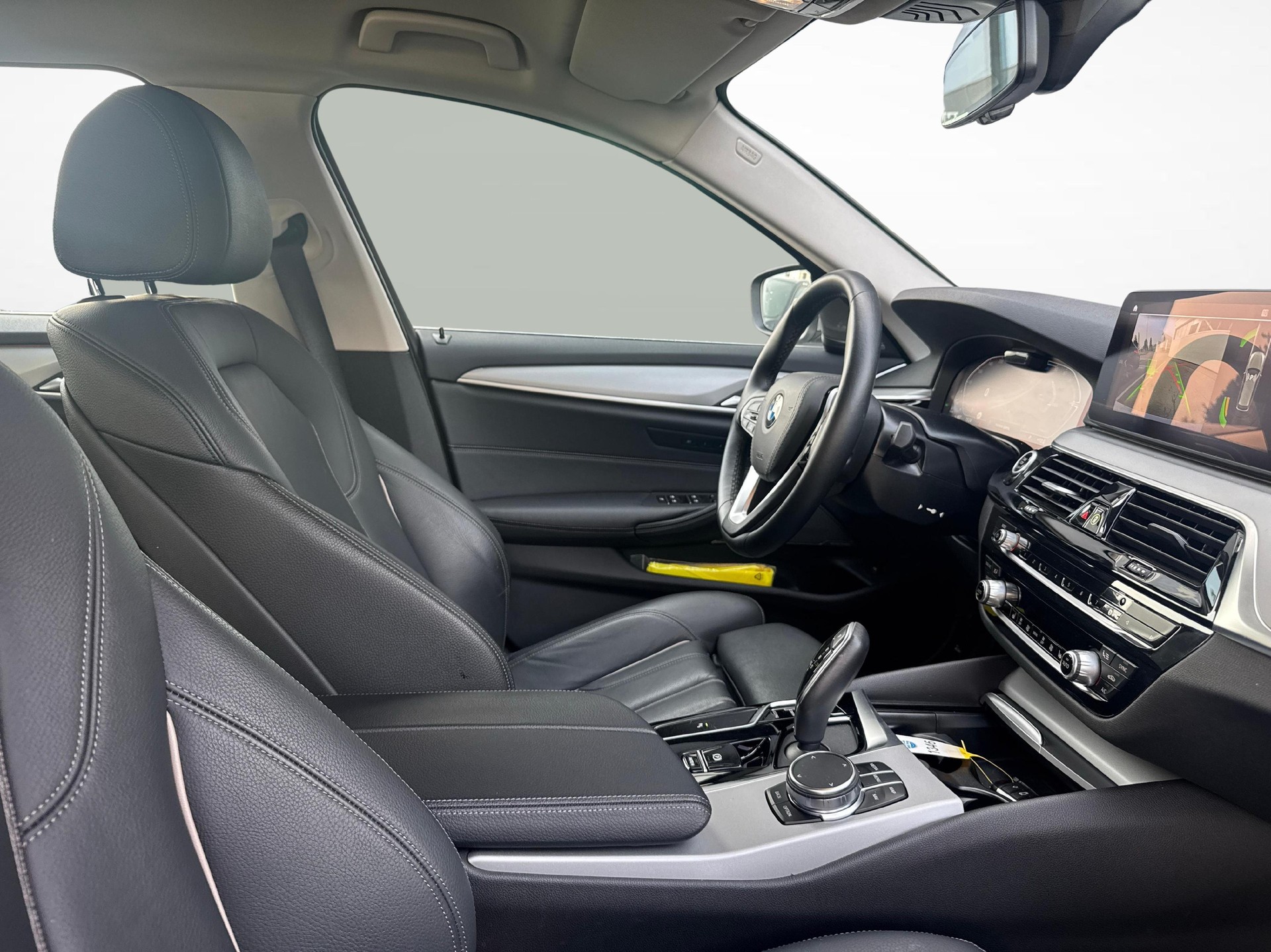 BMW 520d xDrive Touring-image-12