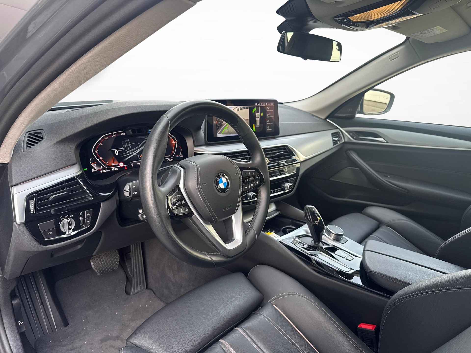 BMW 520d xDrive Touring-image-18