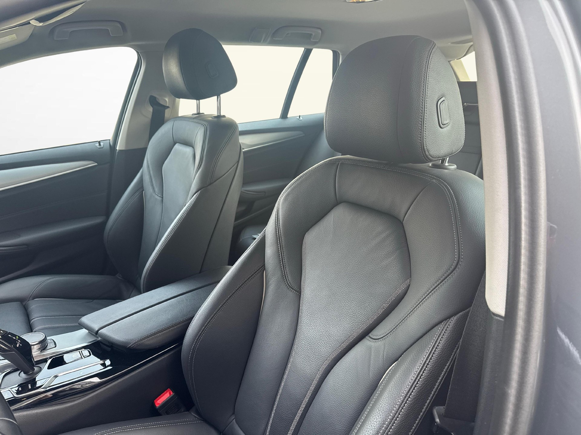 BMW 520d xDrive Touring-image-15