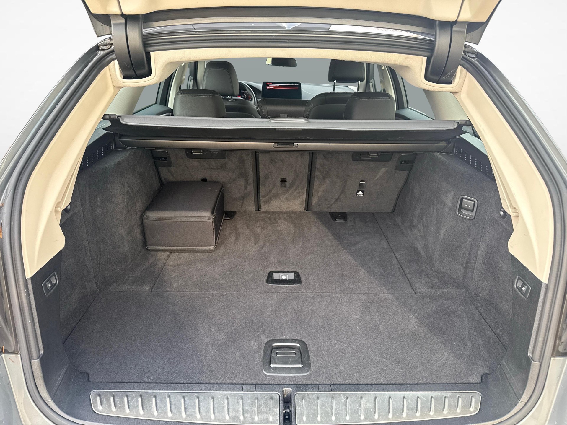 BMW 520d xDrive Touring-image-14