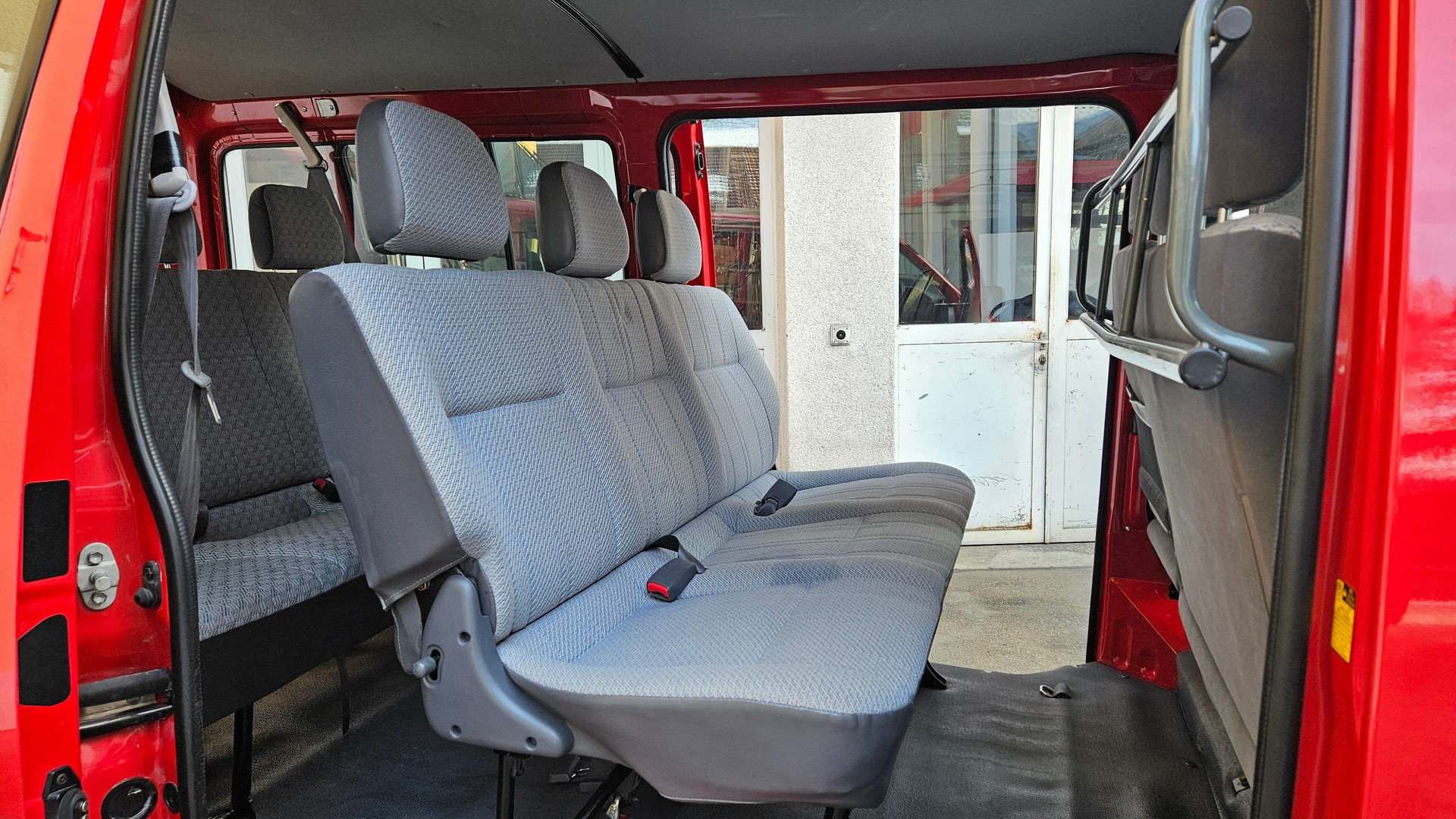 TOYOTA Hiace D-4D LWB 4WD Kombi-image-17