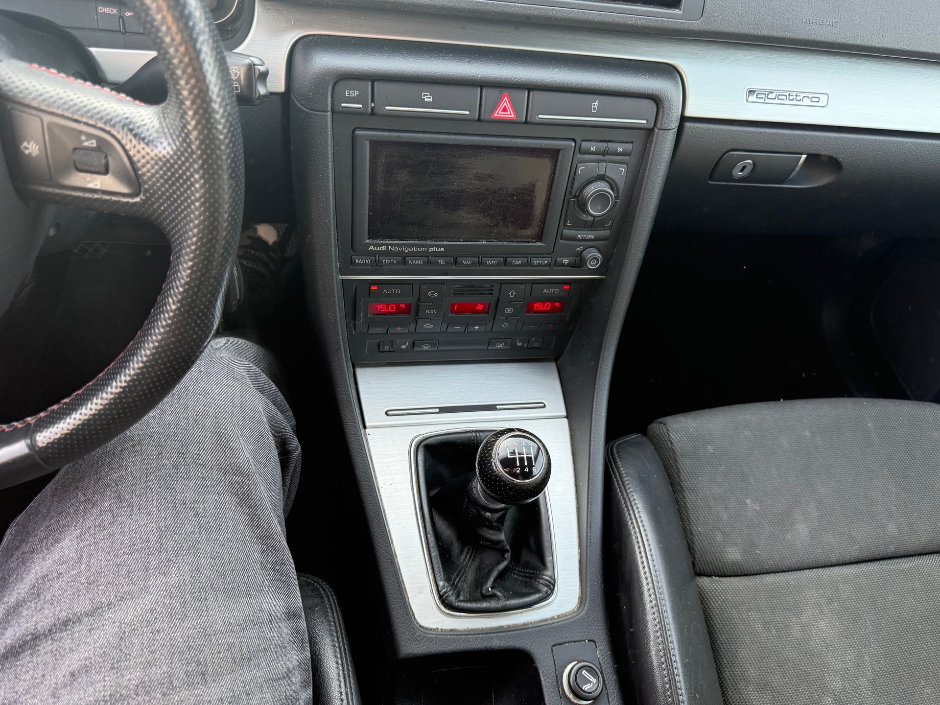 AUDI A4 Avant 2.0 Turbo FSI quattro-image-7