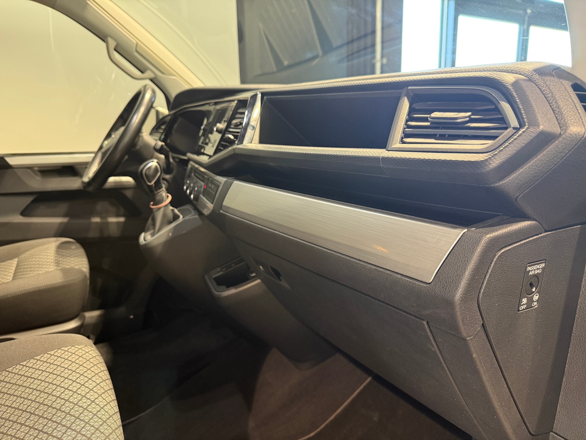 VW T6.1 Transporter T6.1 California 2.0 TDI Beach Liberty 4Motion DSG-image-11