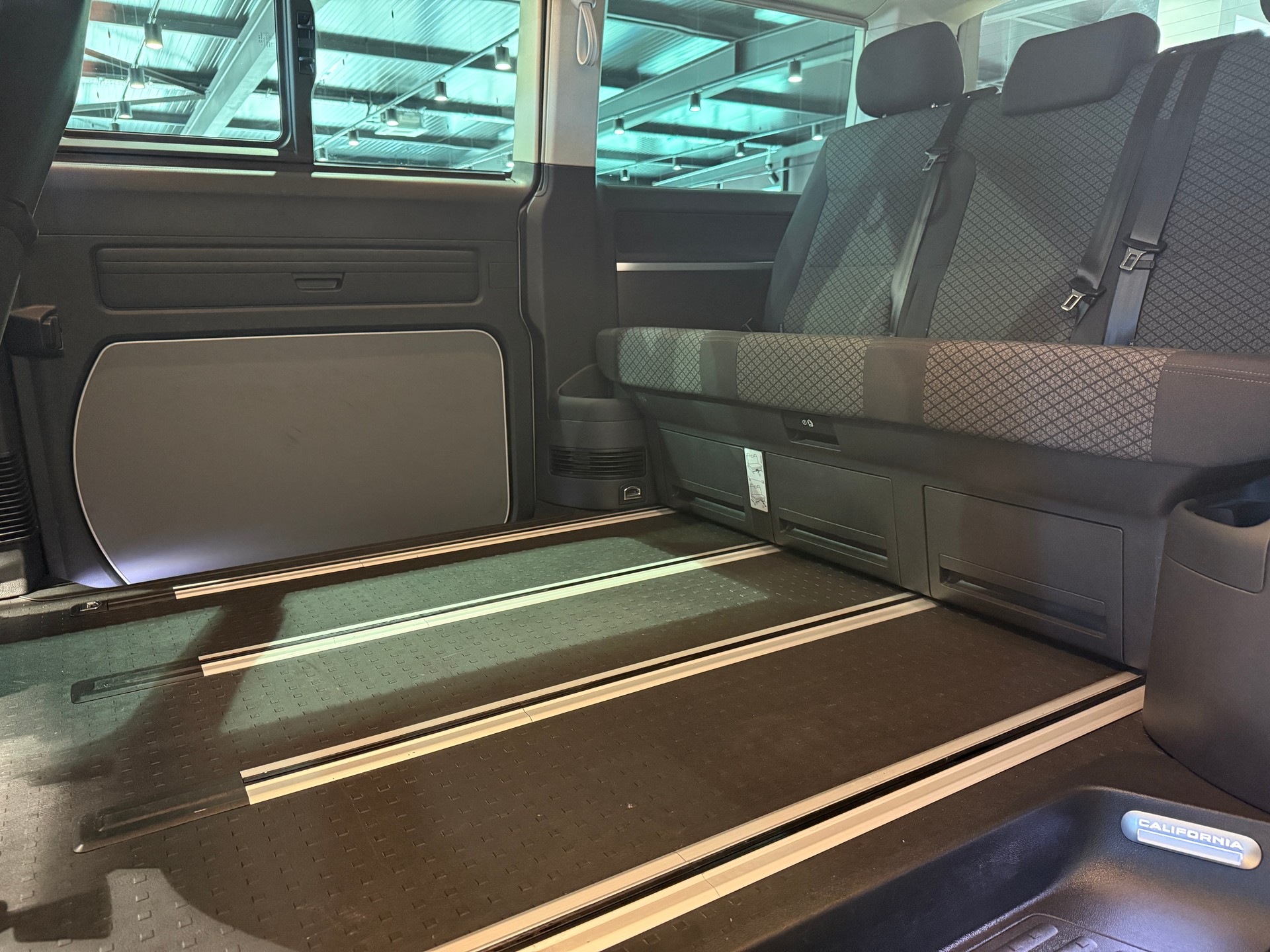 VW T6.1 Transporter T6.1 California 2.0 TDI Beach Liberty 4Motion DSG-image-15