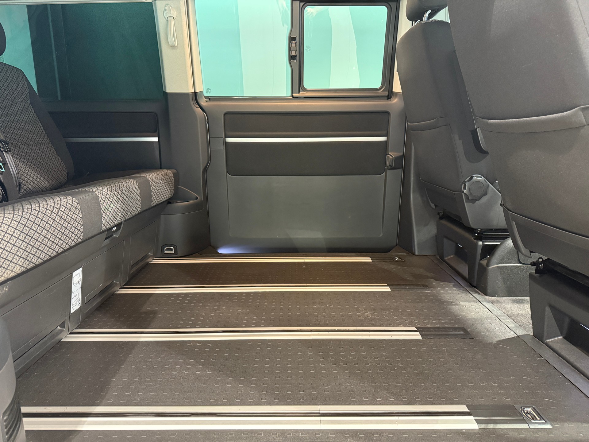 VW T6.1 Transporter T6.1 California 2.0 TDI Beach Liberty 4Motion DSG-image-16
