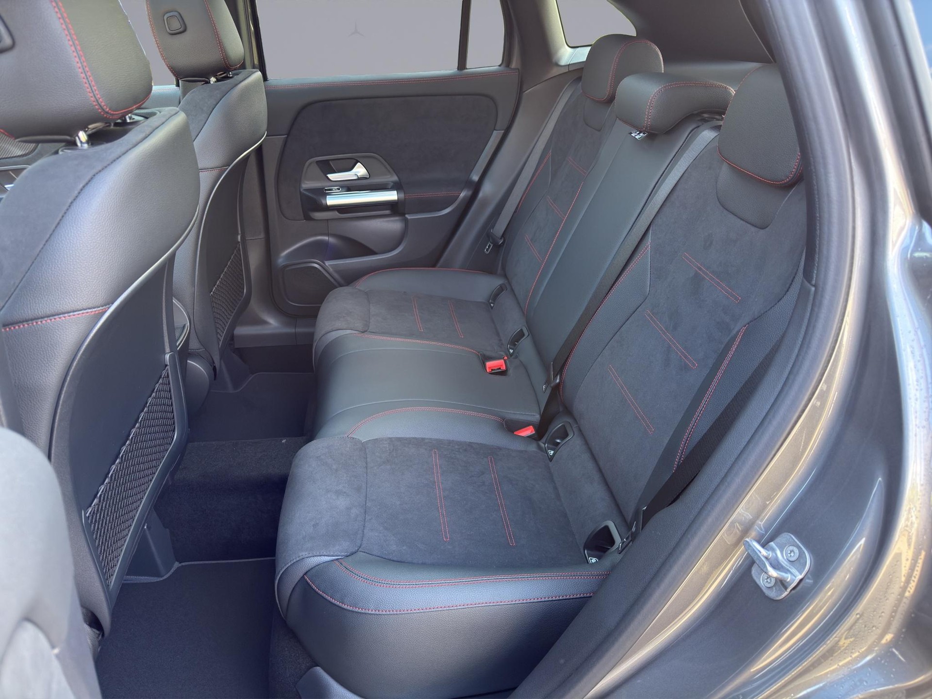 MERCEDES-BENZ GLA 250 Swiss Star AMG Line 4matic-image-12